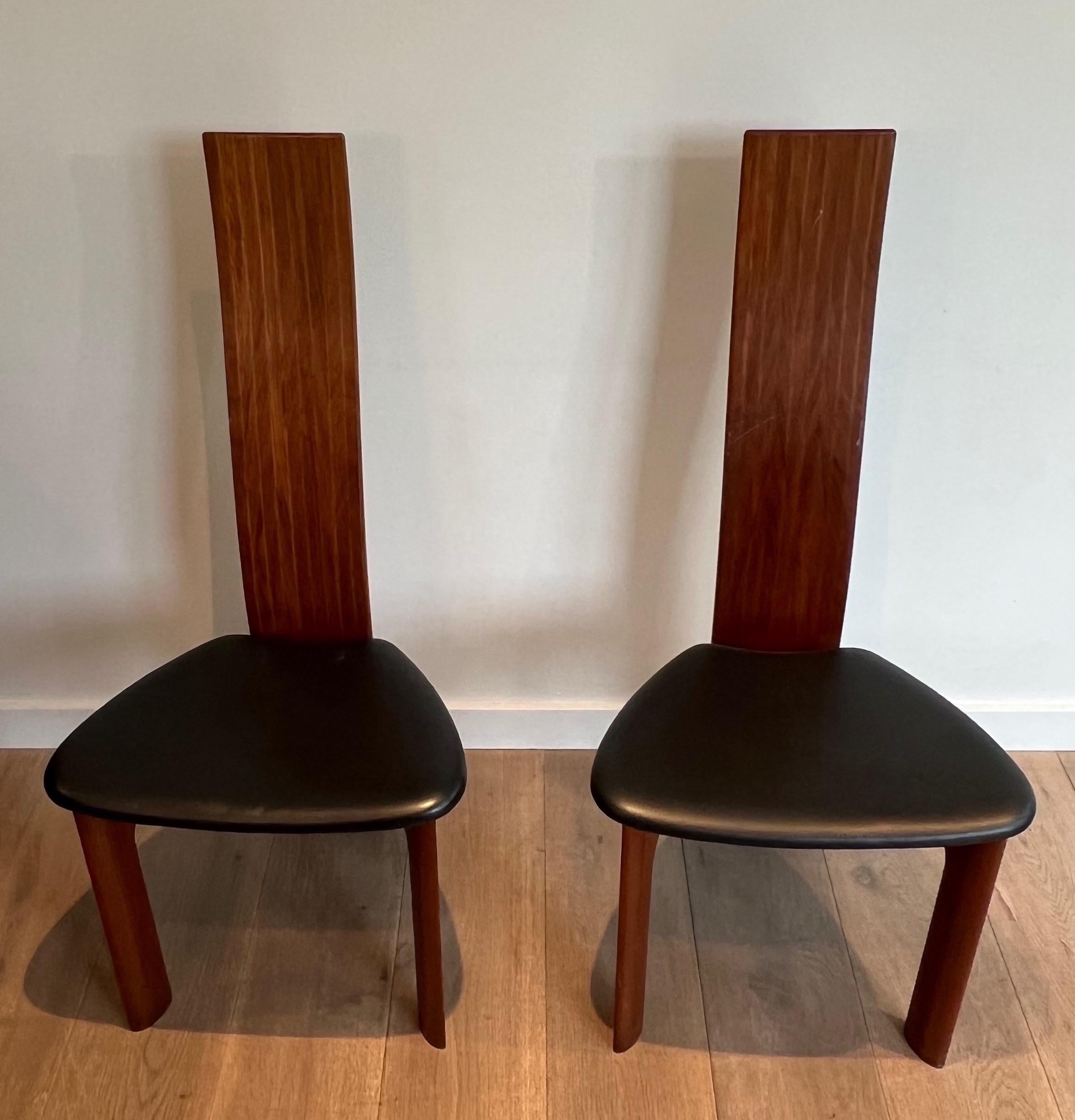 Paar Stühle aus exotischem Holz und schwarzem Leder, skandinavische Arbeit. CIRCA 1970 im Angebot 12