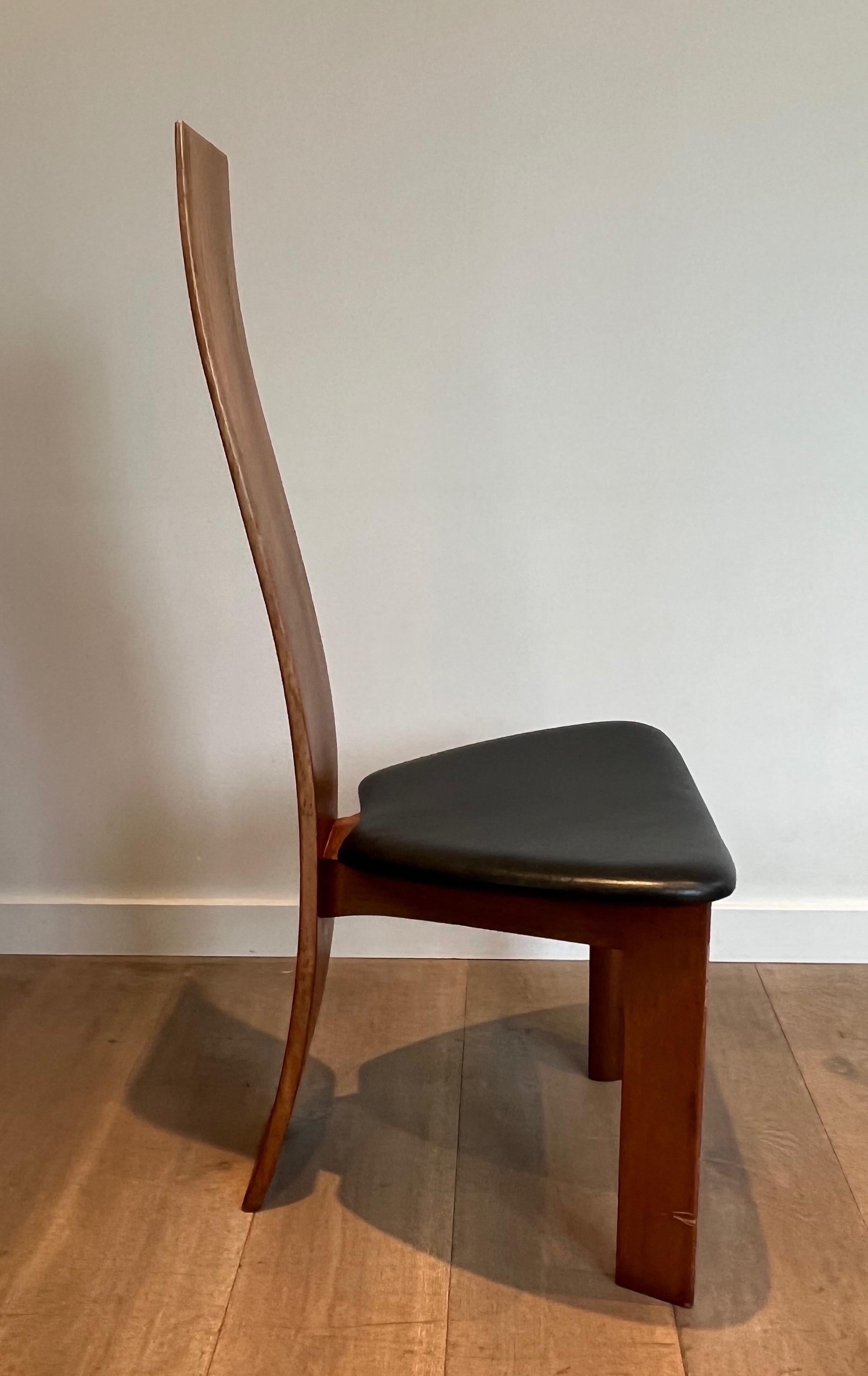 Paar Stühle aus exotischem Holz und schwarzem Leder, skandinavische Arbeit. CIRCA 1970 (Moderne der Mitte des Jahrhunderts) im Angebot