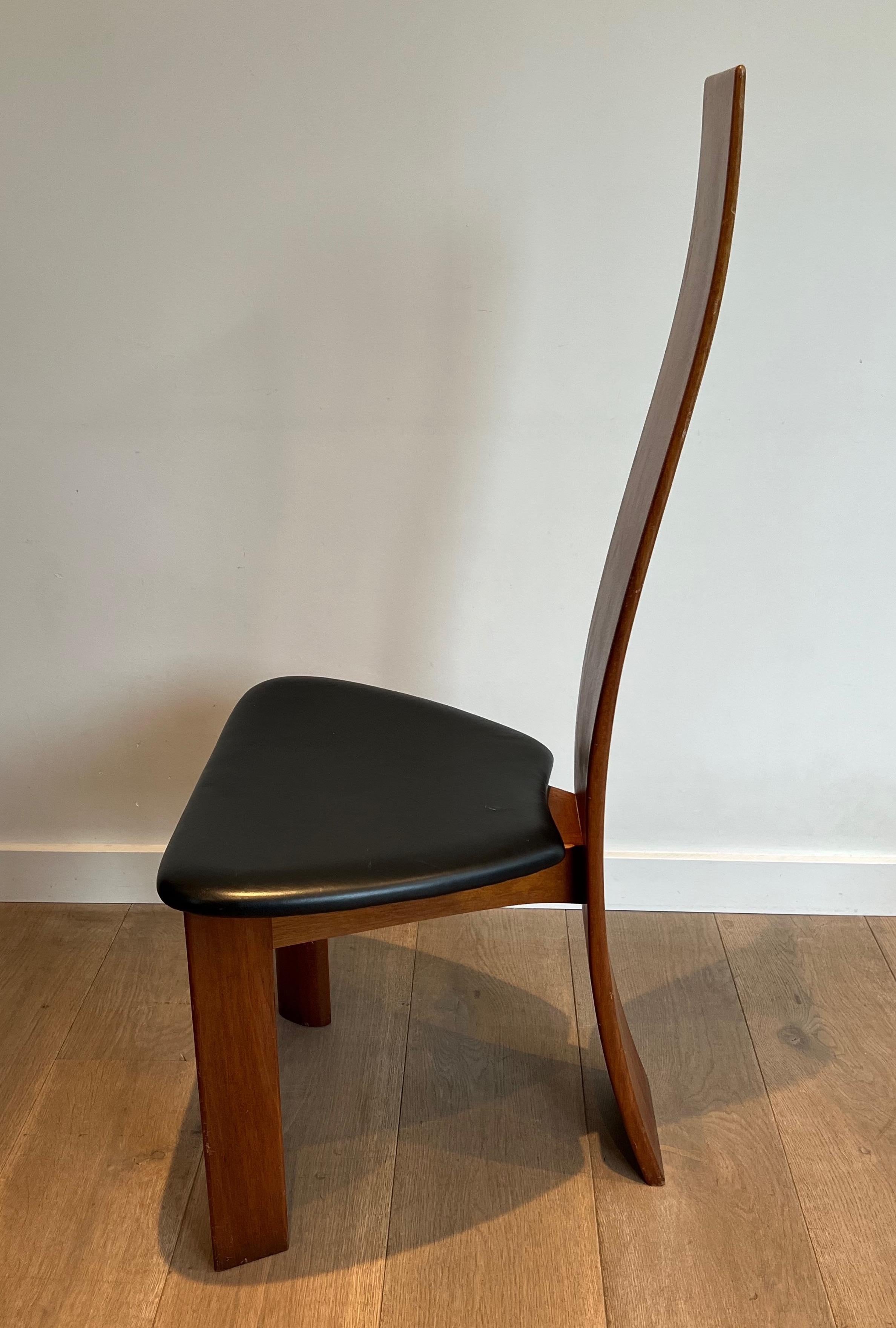 Paar Stühle aus exotischem Holz und schwarzem Leder, skandinavische Arbeit. CIRCA 1970 (Ende des 20. Jahrhunderts) im Angebot