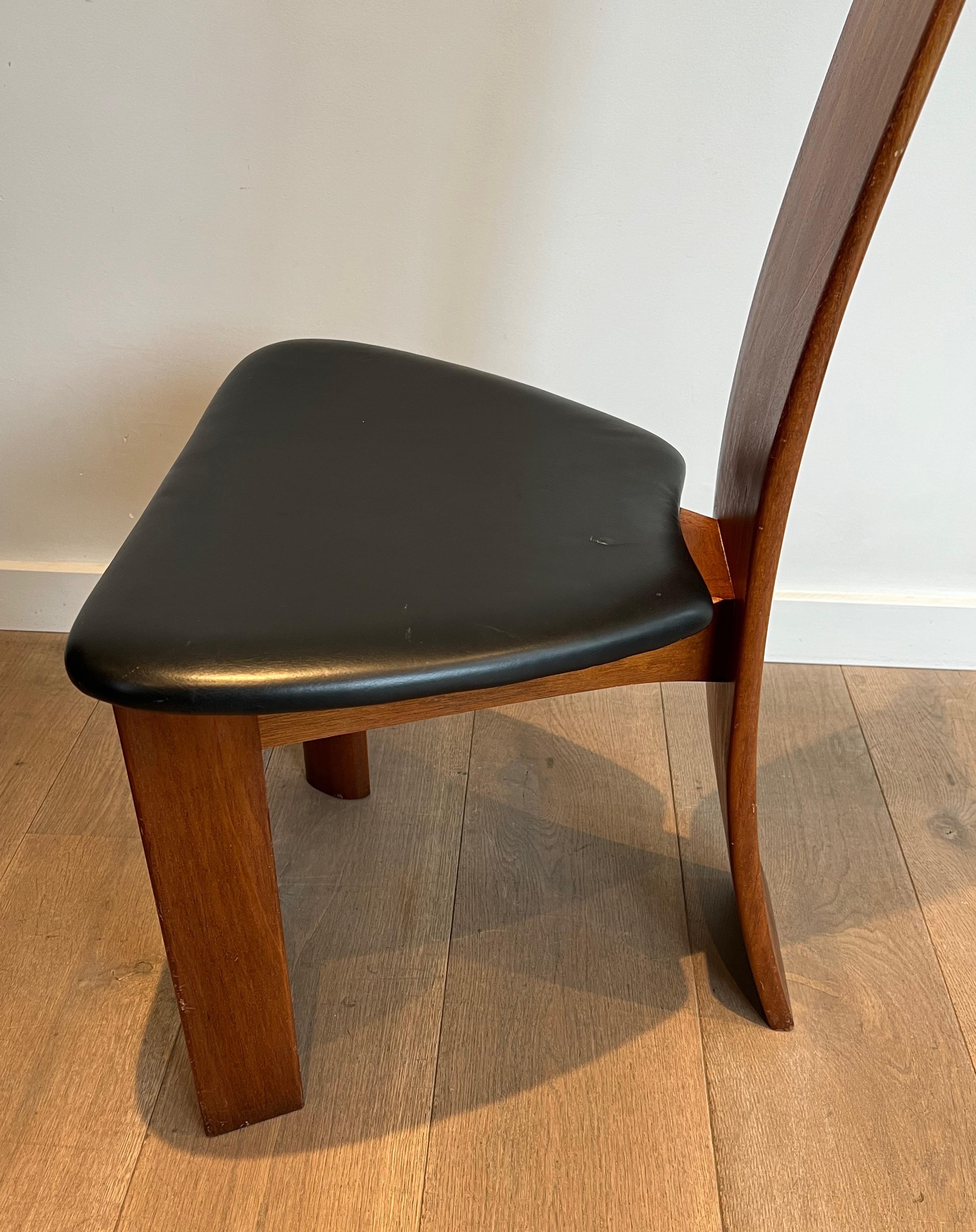 Paar Stühle aus exotischem Holz und schwarzem Leder, skandinavische Arbeit. CIRCA 1970 im Angebot 1