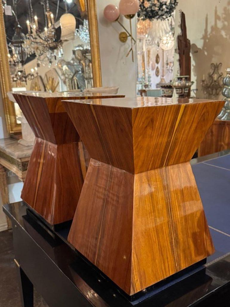 Moderno Pair of Exotic Wood Side Tables in vendita