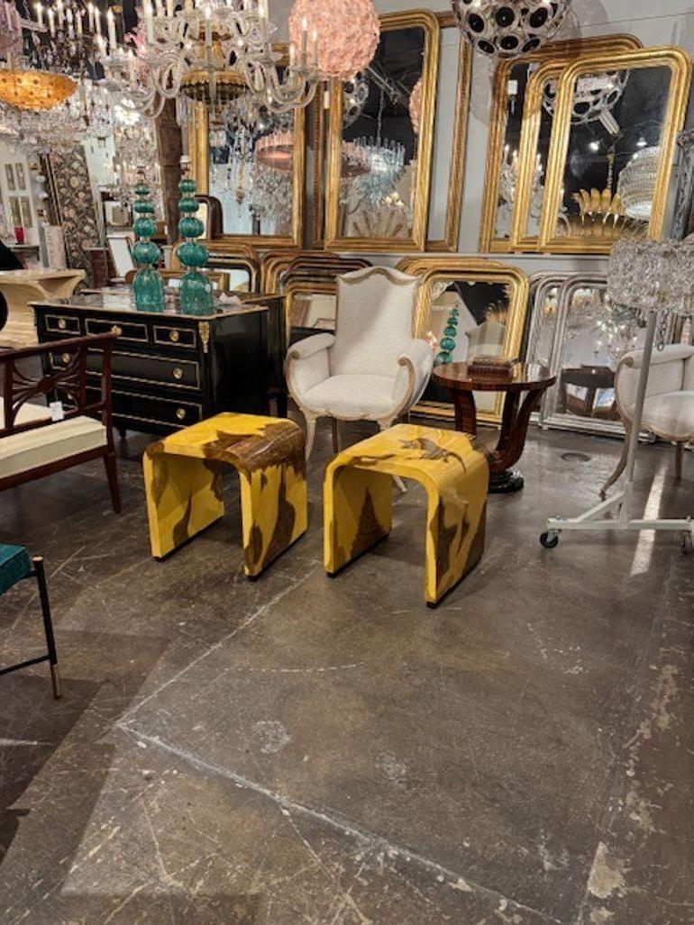 Belle paire de tabourets ou tables d'appoint en bois exotique. Ces pièces uniques apportent une touche d'élégance à tout espace grâce à leur design moderne et à leurs matériaux de haute qualité. Parfait pour ajouter un élément élégant et fonctionnel
