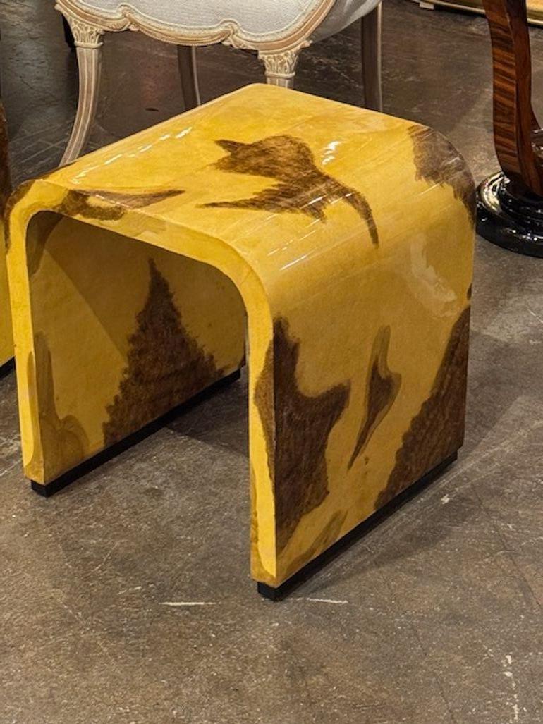 Paire de tables ou tabourets d'appoint en bois exotique Bon état - En vente à Dallas, TX