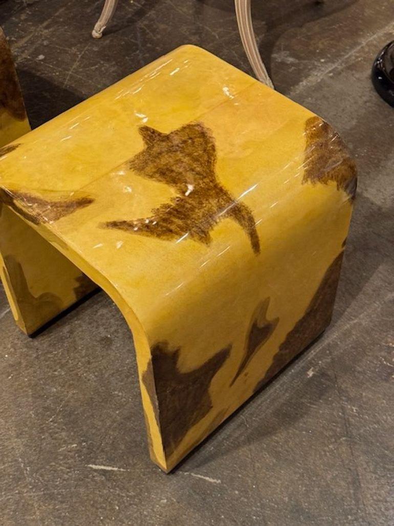 Bois Paire de tables ou tabourets d'appoint en bois exotique en vente
