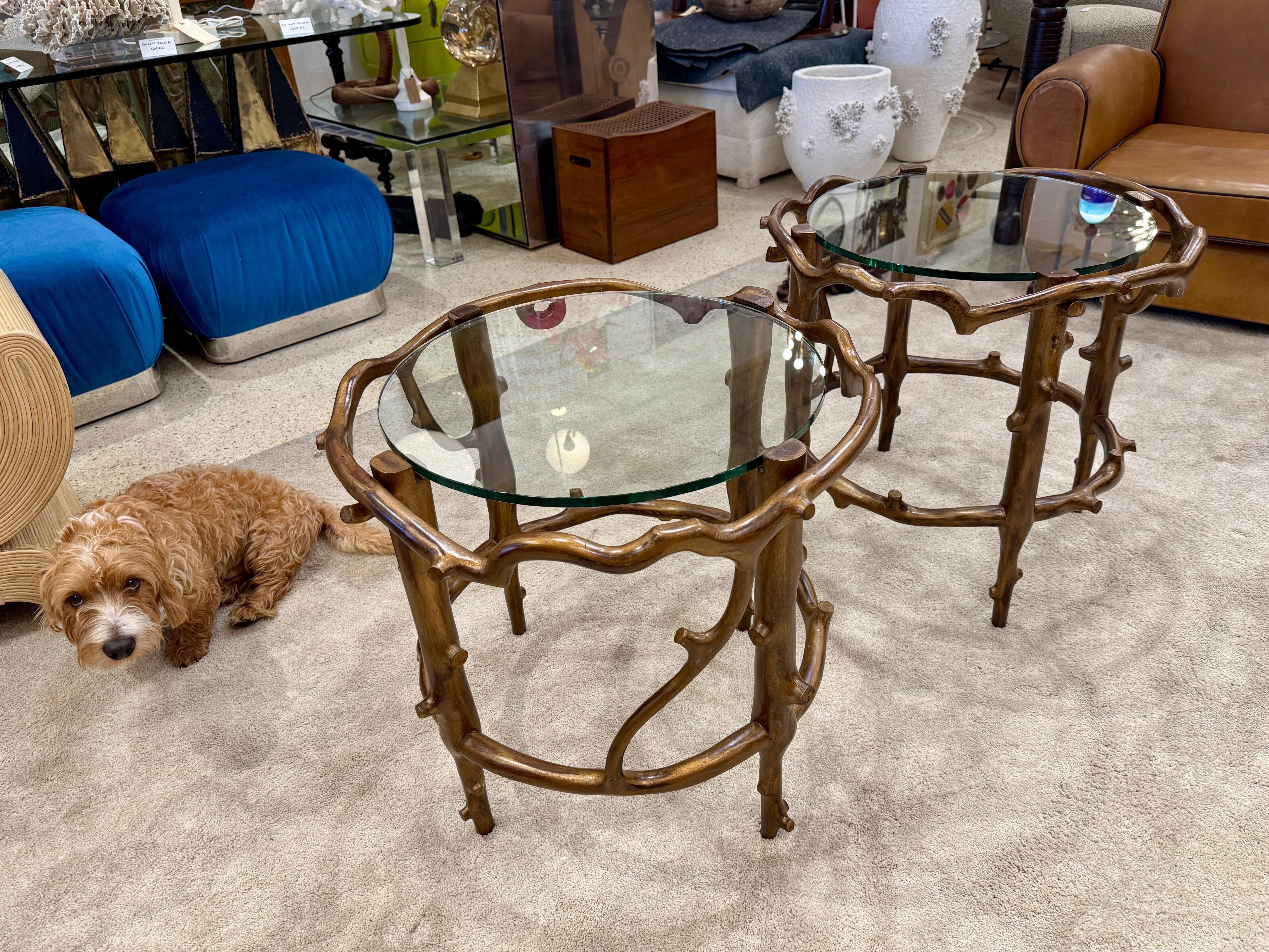 Ein Paar fachmännisch gefertigte Studio-Beistelltische aus Faux Bois (Französisch) im Angebot