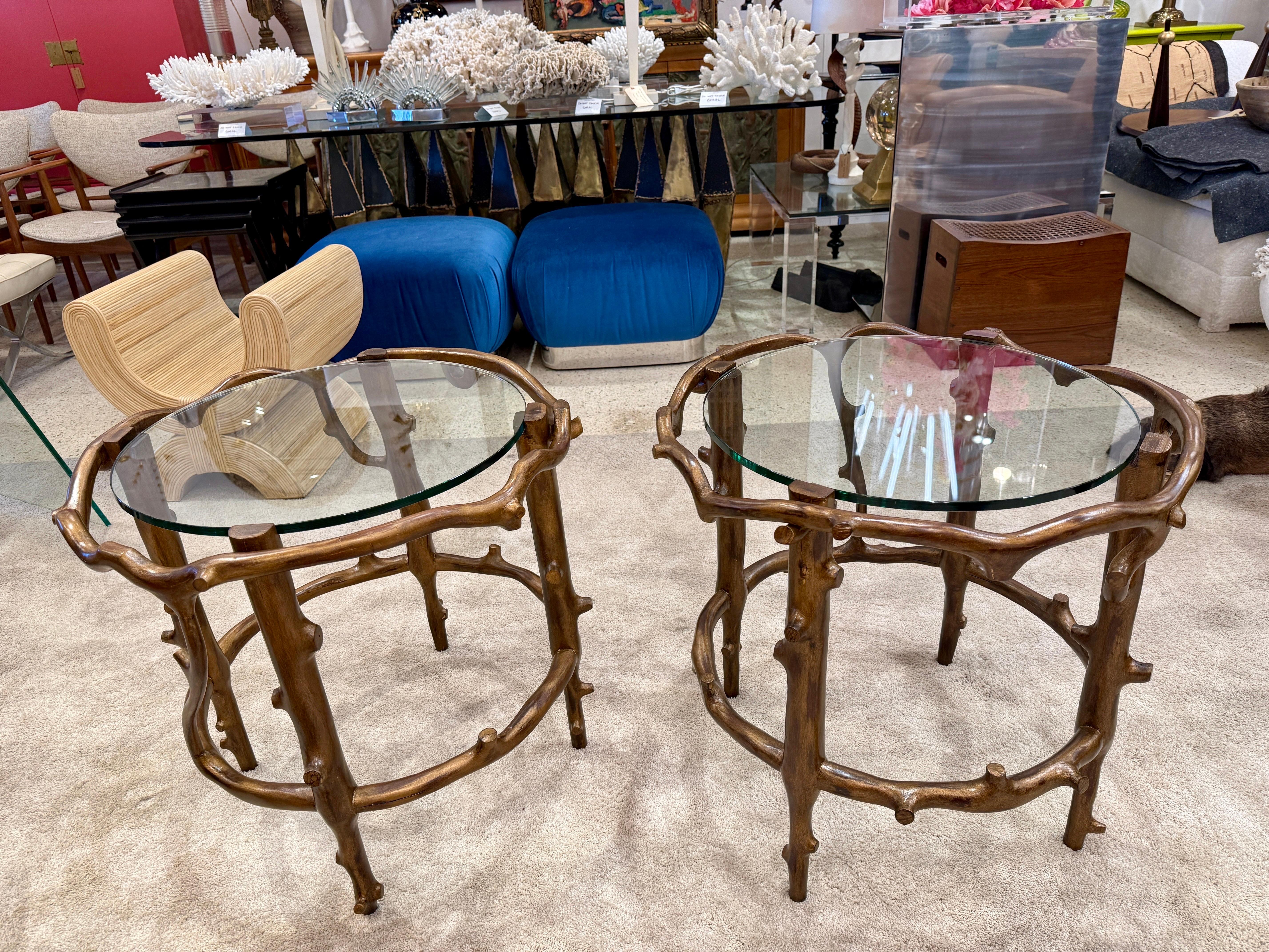 Ein Paar fachmännisch gefertigte Studio-Beistelltische aus Faux Bois (Glas) im Angebot