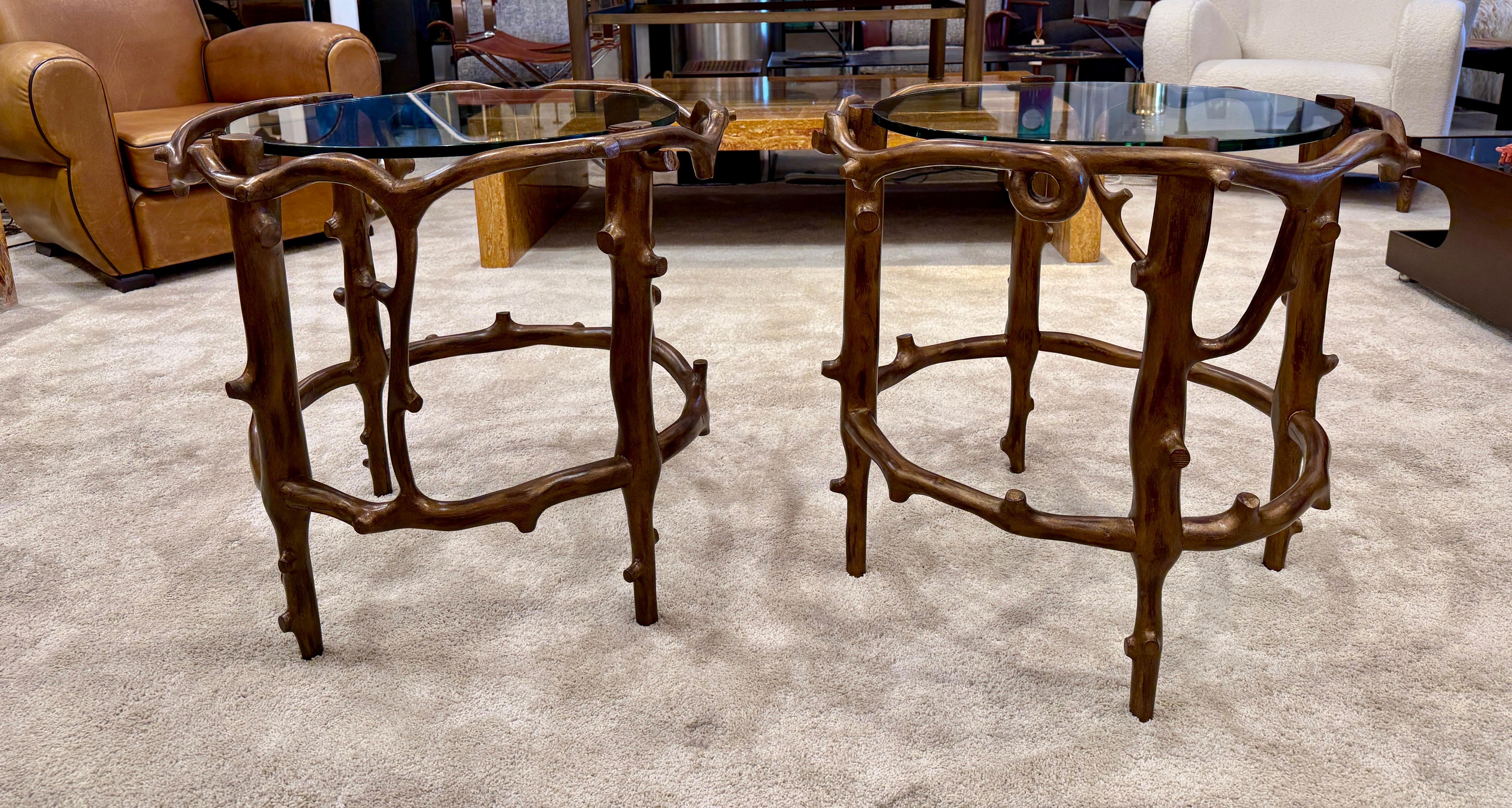 Ein Paar fachmännisch gefertigte Studio-Beistelltische aus Faux Bois im Angebot 1