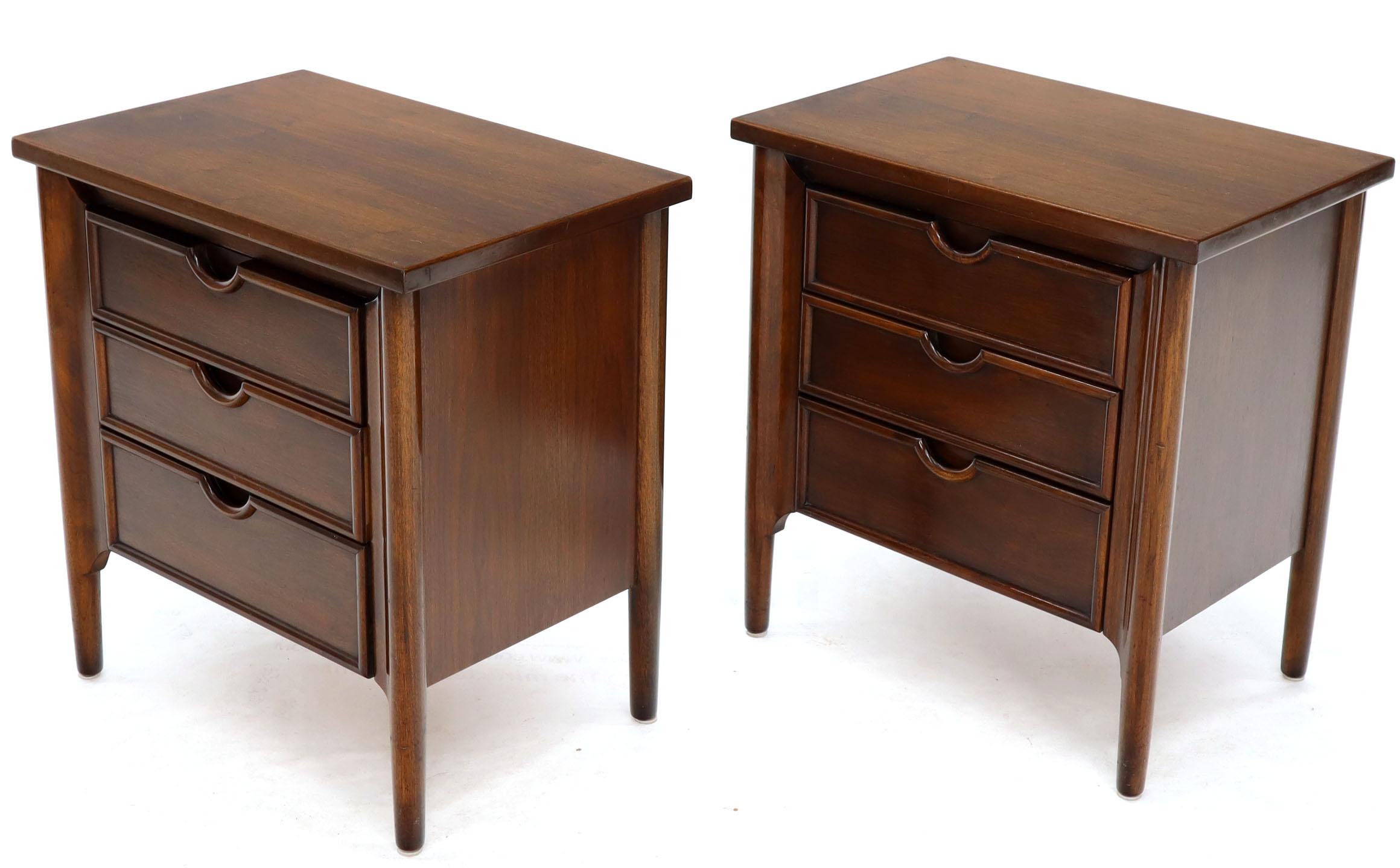 American Pair of Exposed Sculptural Legs Three Drawers Nightstands End Tables Stands For Sale