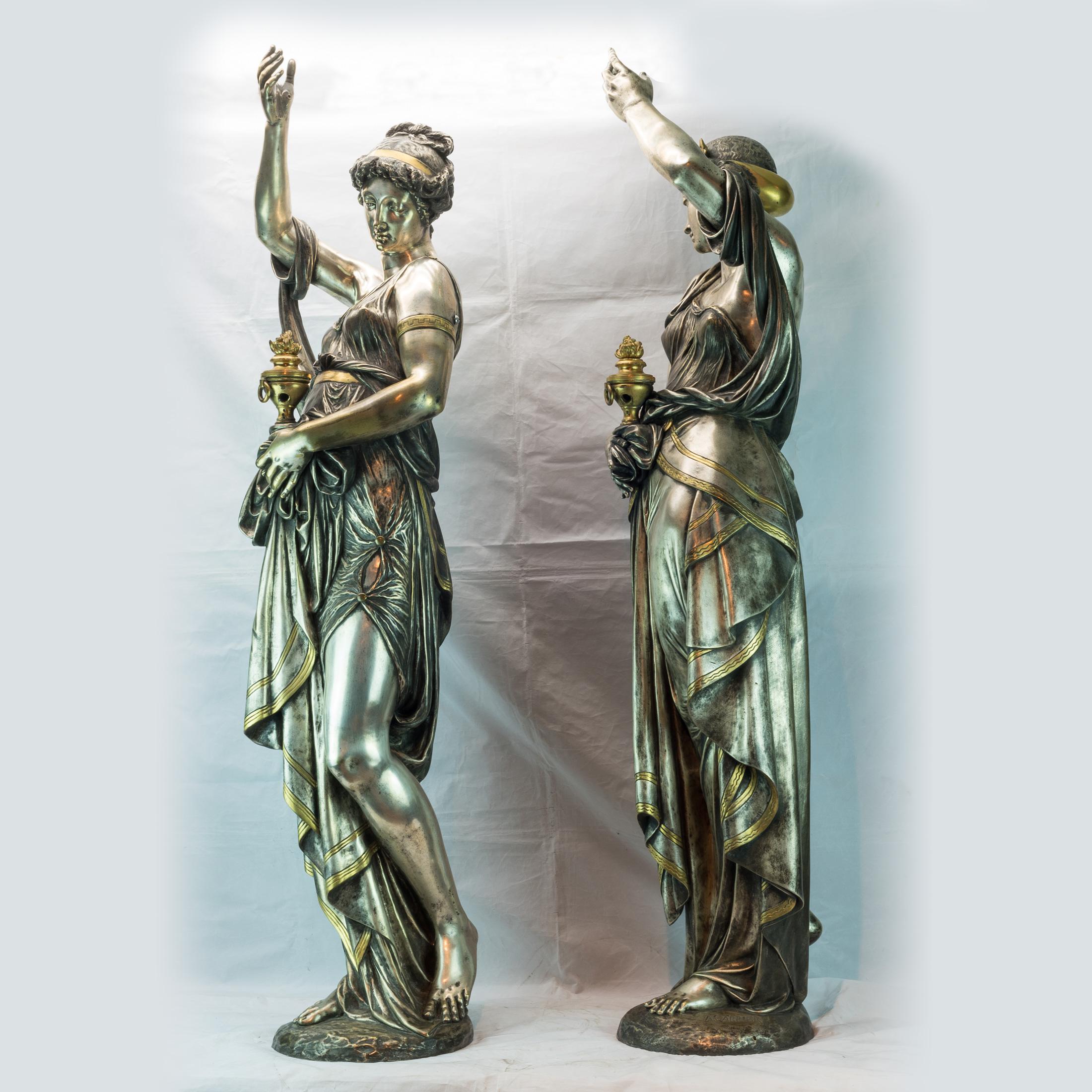 Français Paire de torchères d'exposition figuratives de Bacchante en bronze argenté et doré de style néo-grec en vente