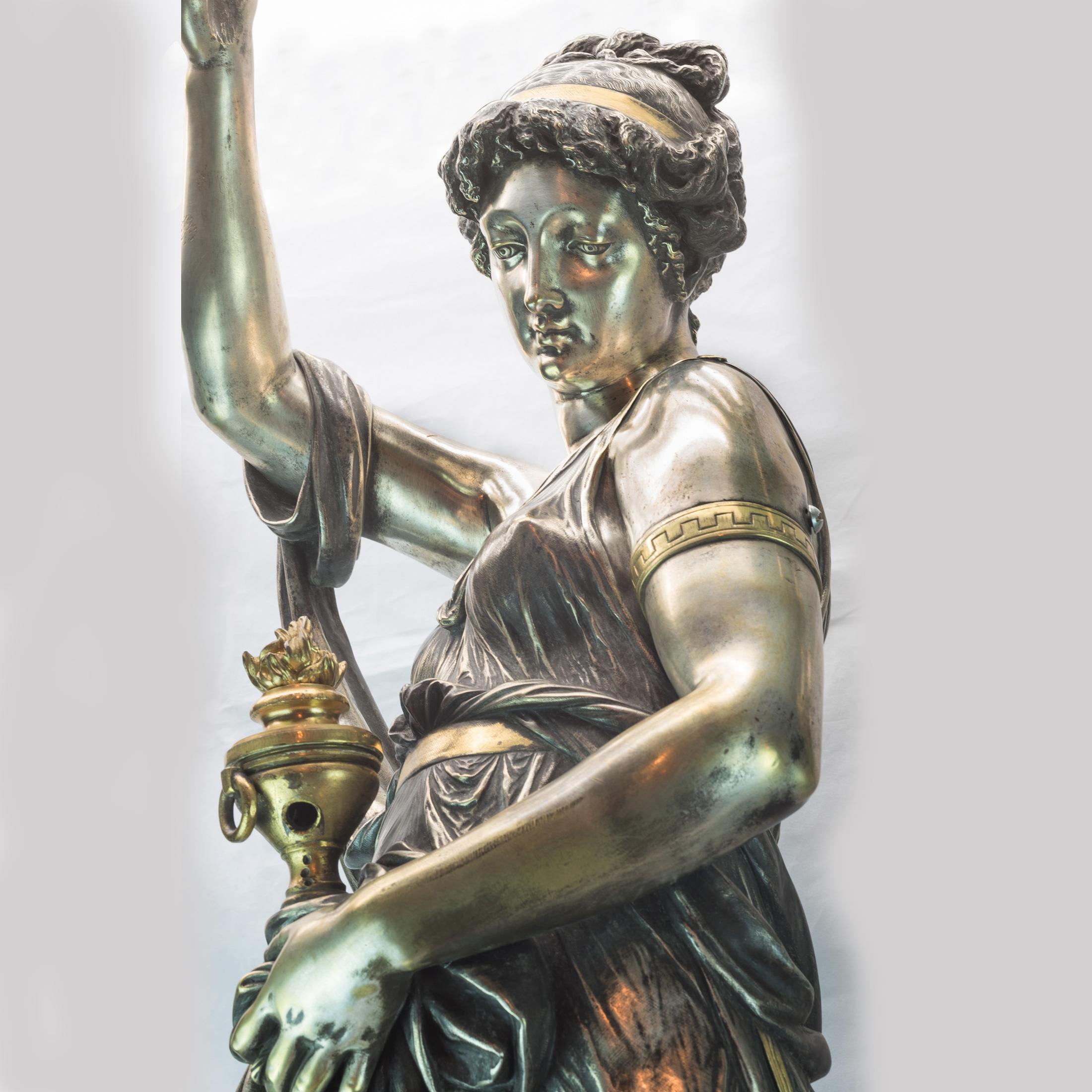 Bronze Paire de torchères d'exposition figuratives de Bacchante en bronze argenté et doré de style néo-grec en vente