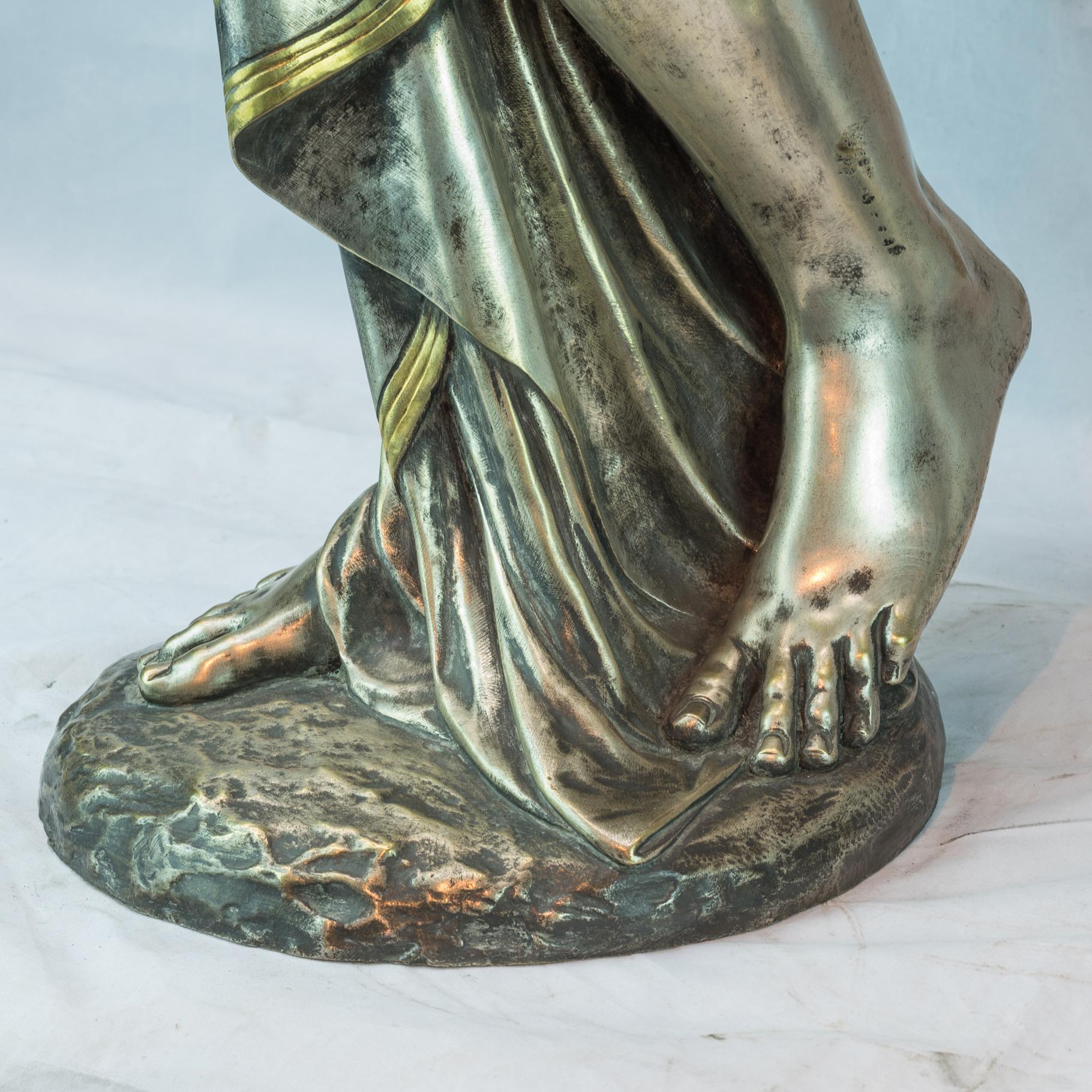 Paire de torchères d'exposition figuratives de Bacchante en bronze argenté et doré de style néo-grec en vente 1