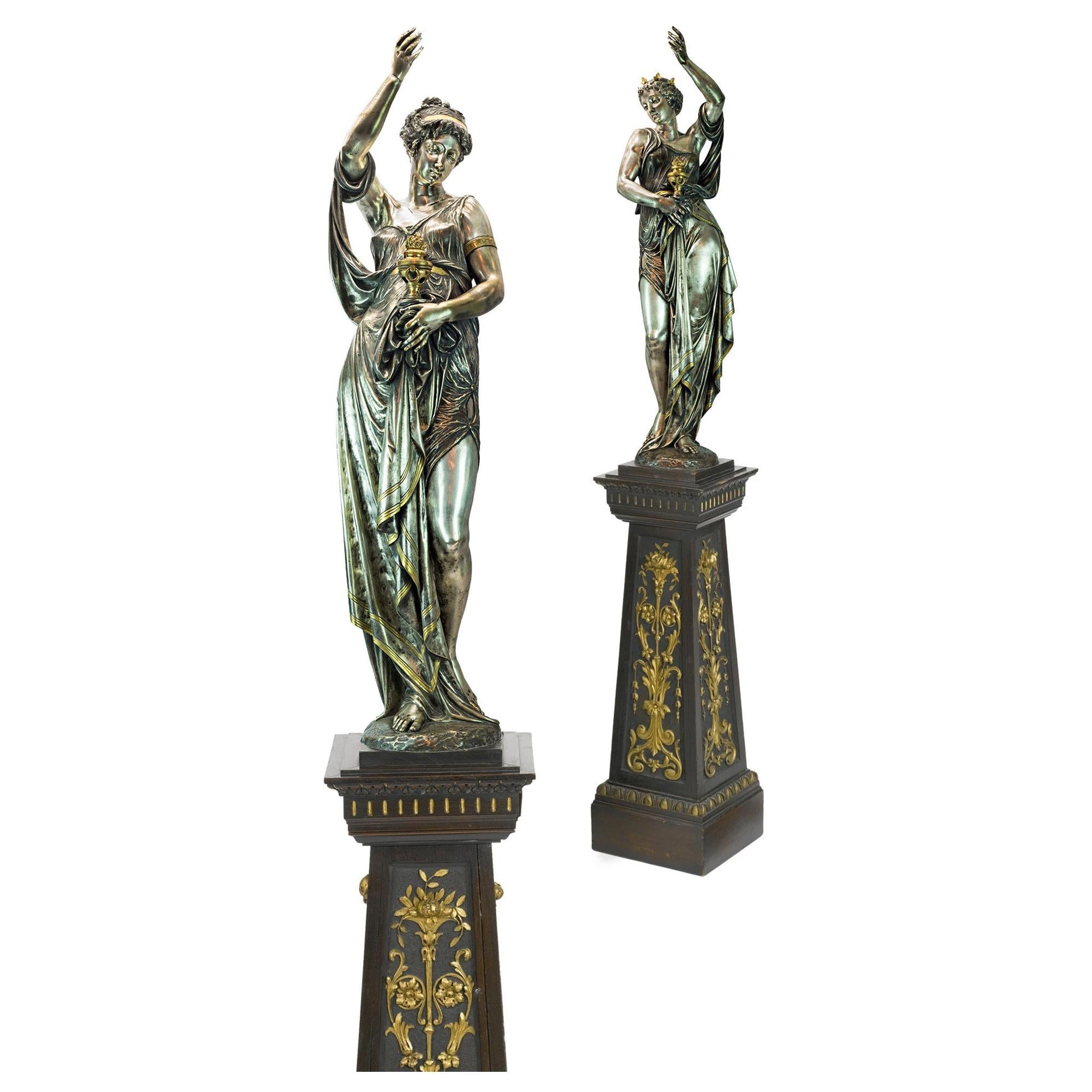 Paire de torchères d'exposition figuratives de Bacchante en bronze argenté et doré de style néo-grec en vente
