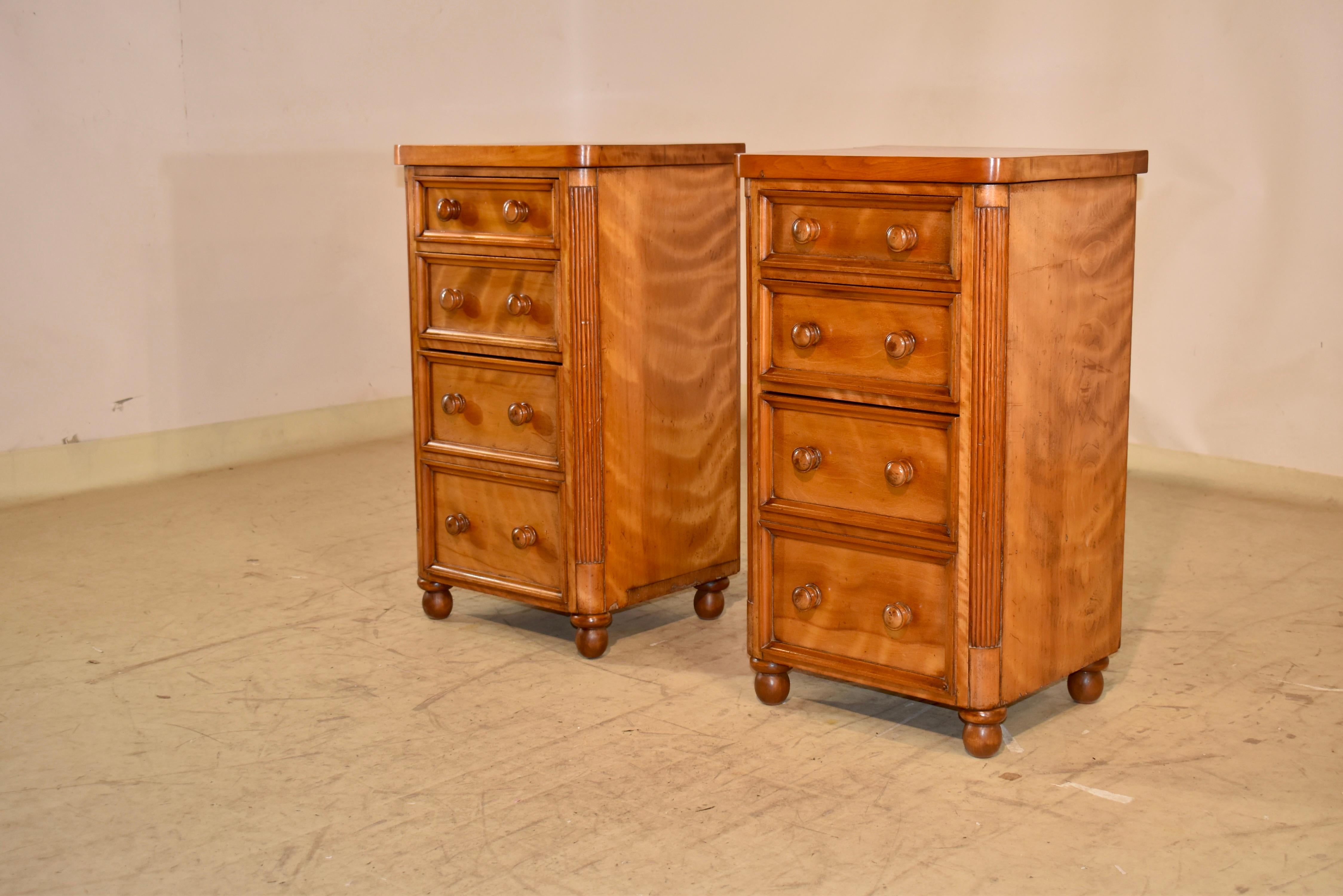 Pareja de exquisitas mesillas de noche de abedul satinado del siglo XIX Victoriano en venta