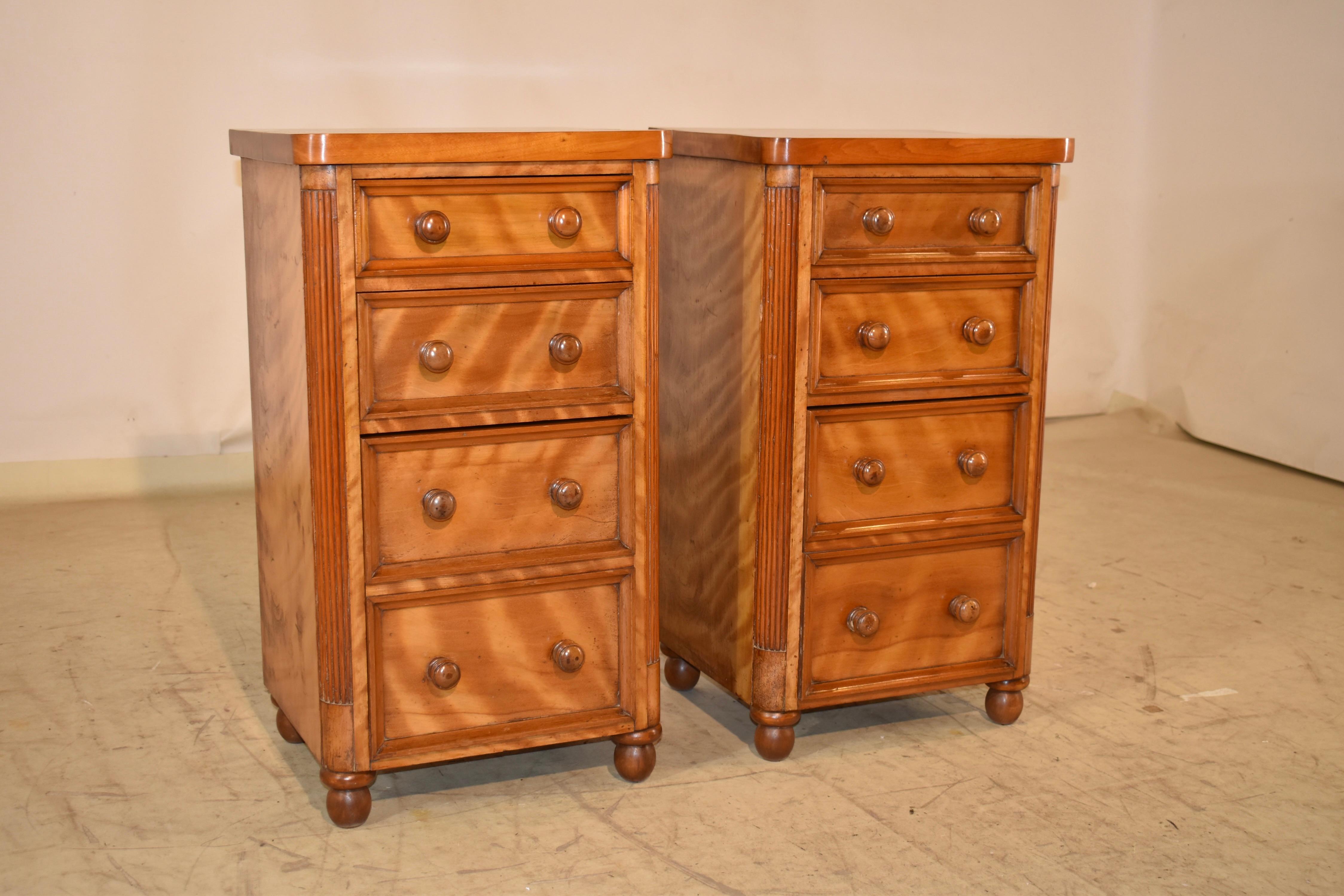 Pareja de exquisitas mesillas de noche de abedul satinado del siglo XIX en Bueno estado para la venta en High Point, NC