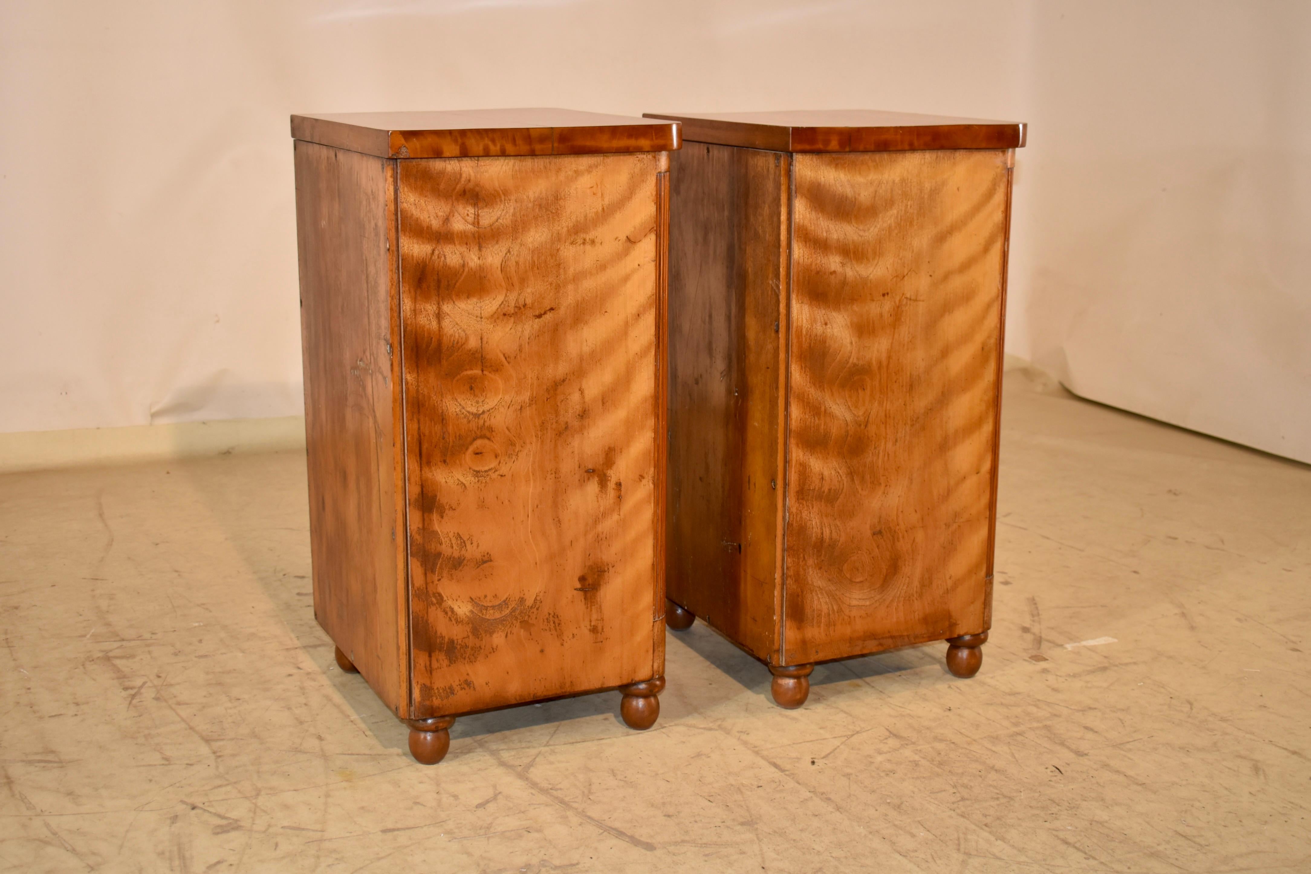Pareja de exquisitas mesillas de noche de abedul satinado del siglo XIX en venta 1