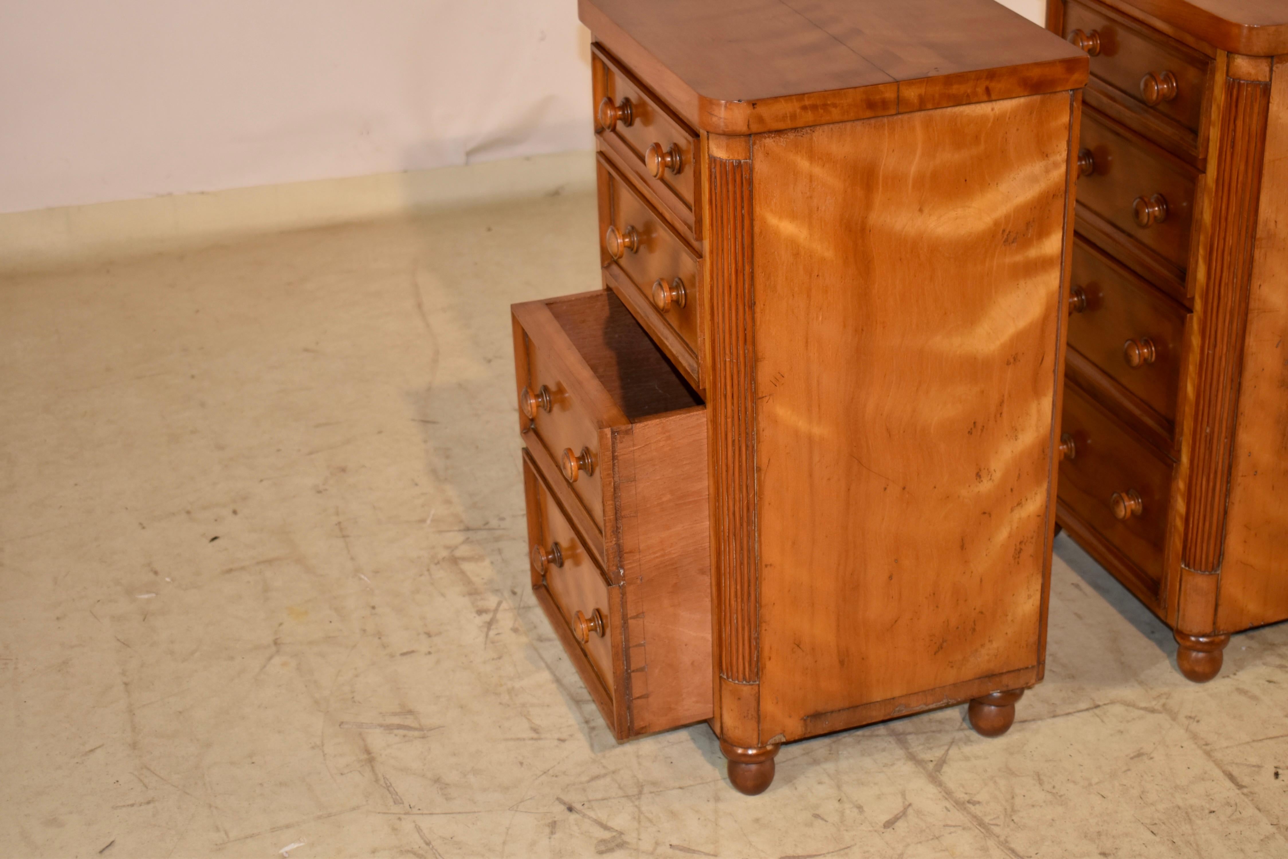Pareja de exquisitas mesillas de noche de abedul satinado del siglo XIX en venta 3