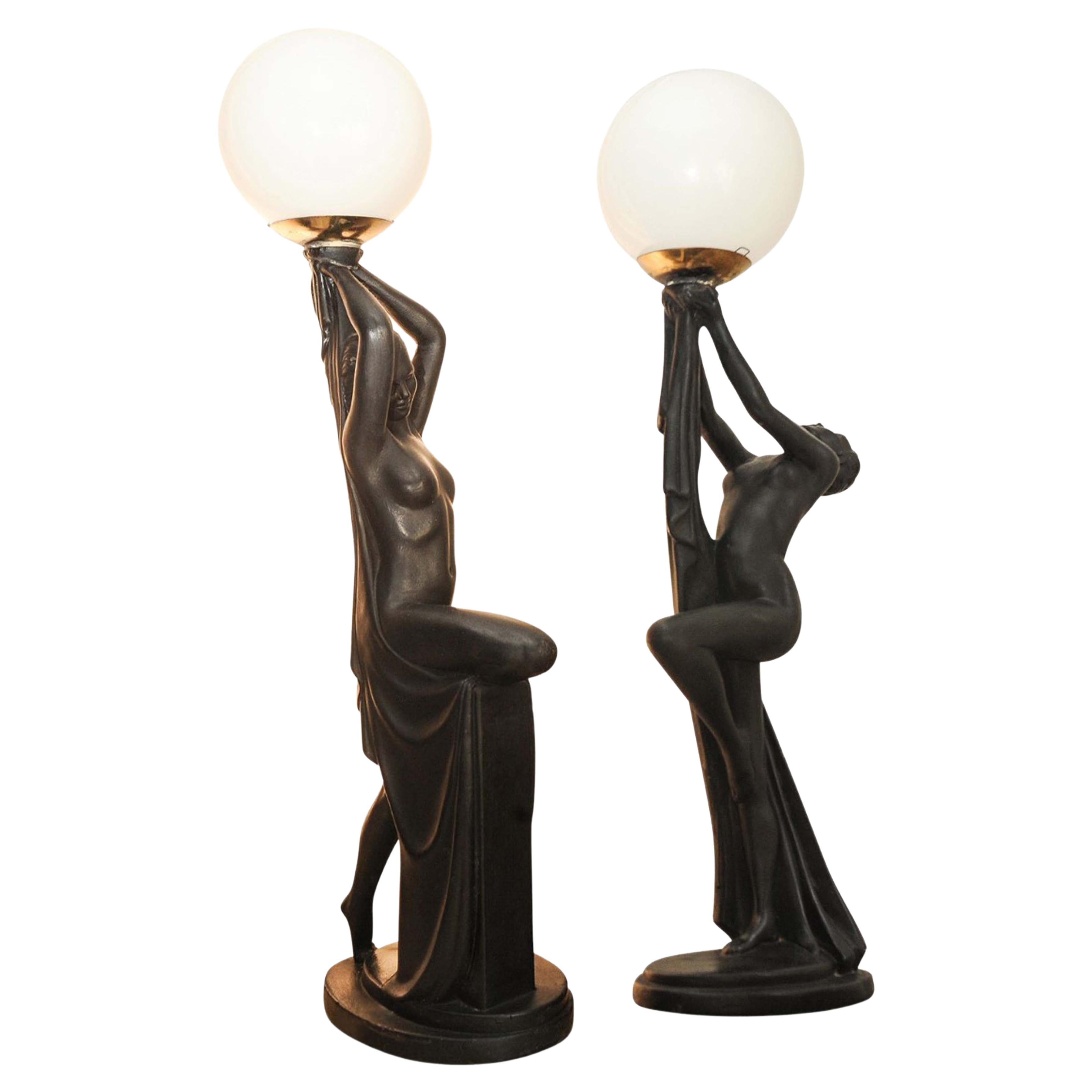 Paire de lampes de bureau Art Déco en plâtre ébénisé de forme féminine nue des années 1930