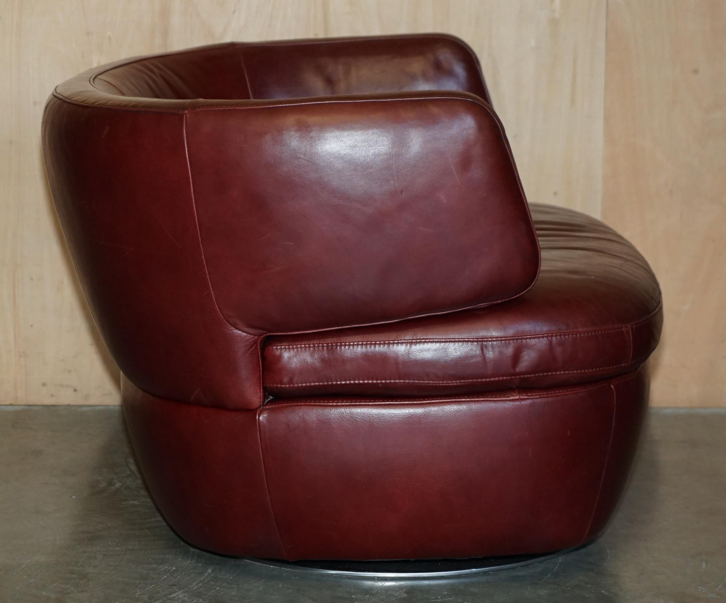 PAiRO DI ESQUISITE POLTRONE SWIVEL IN PELLE BORDEAUX DI Natuzzi CON CUSCINI LOMBARI in vendita 2