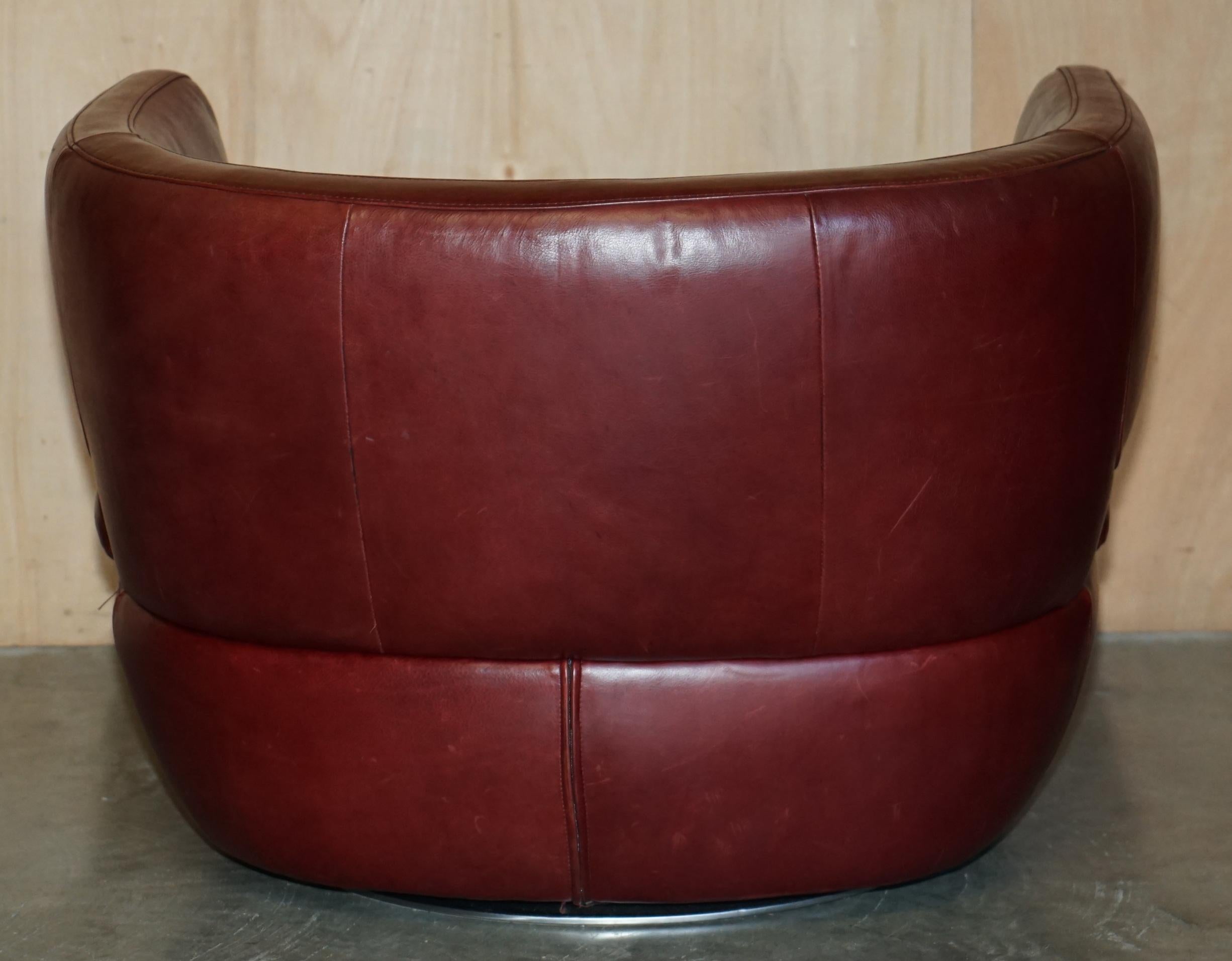 PAiRO DI ESQUISITE POLTRONE SWIVEL IN PELLE BORDEAUX DI Natuzzi CON CUSCINI LOMBARI in vendita 3