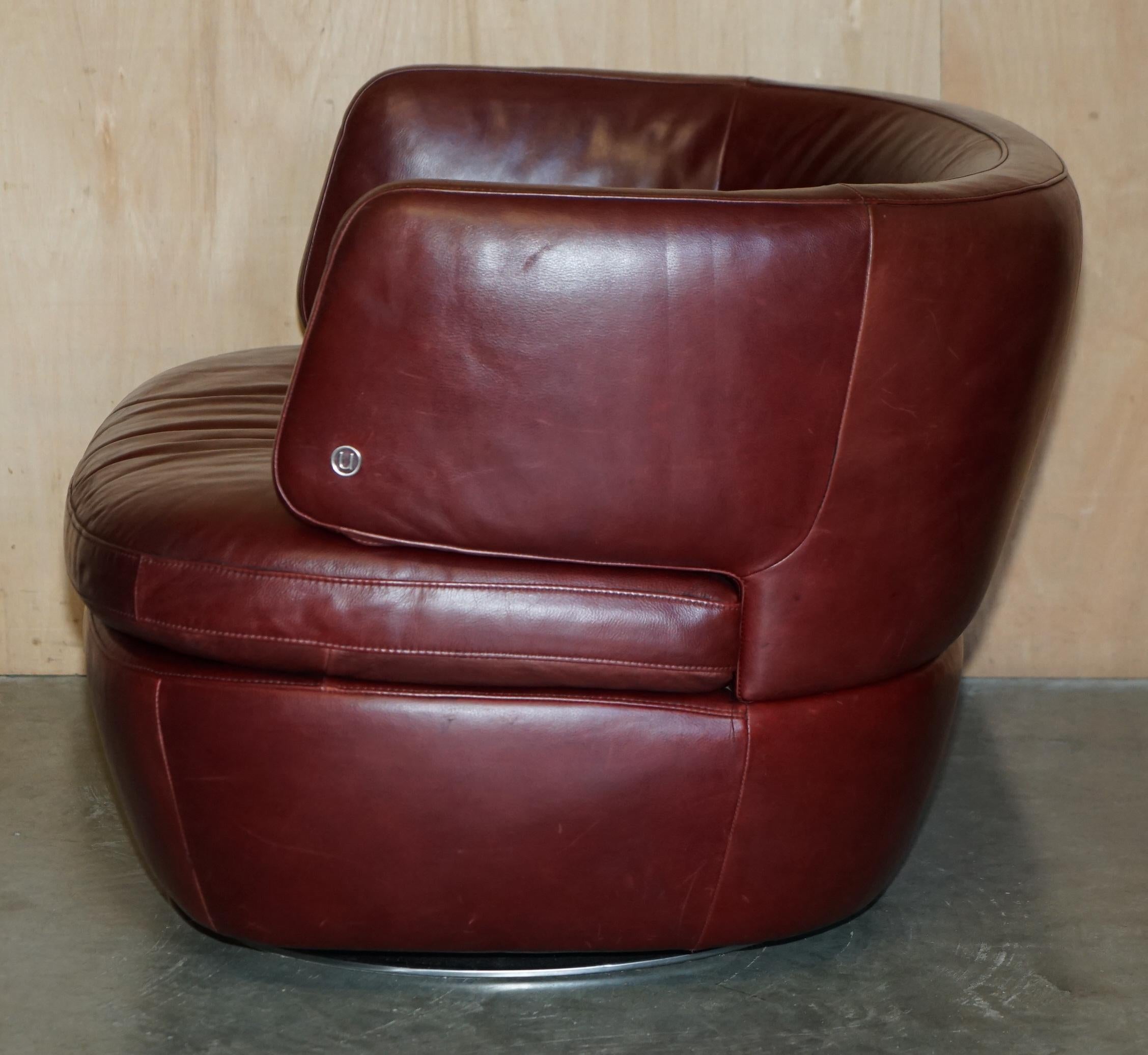 PAiRO DI ESQUISITE POLTRONE SWIVEL IN PELLE BORDEAUX DI Natuzzi CON CUSCINI LOMBARI in vendita 4