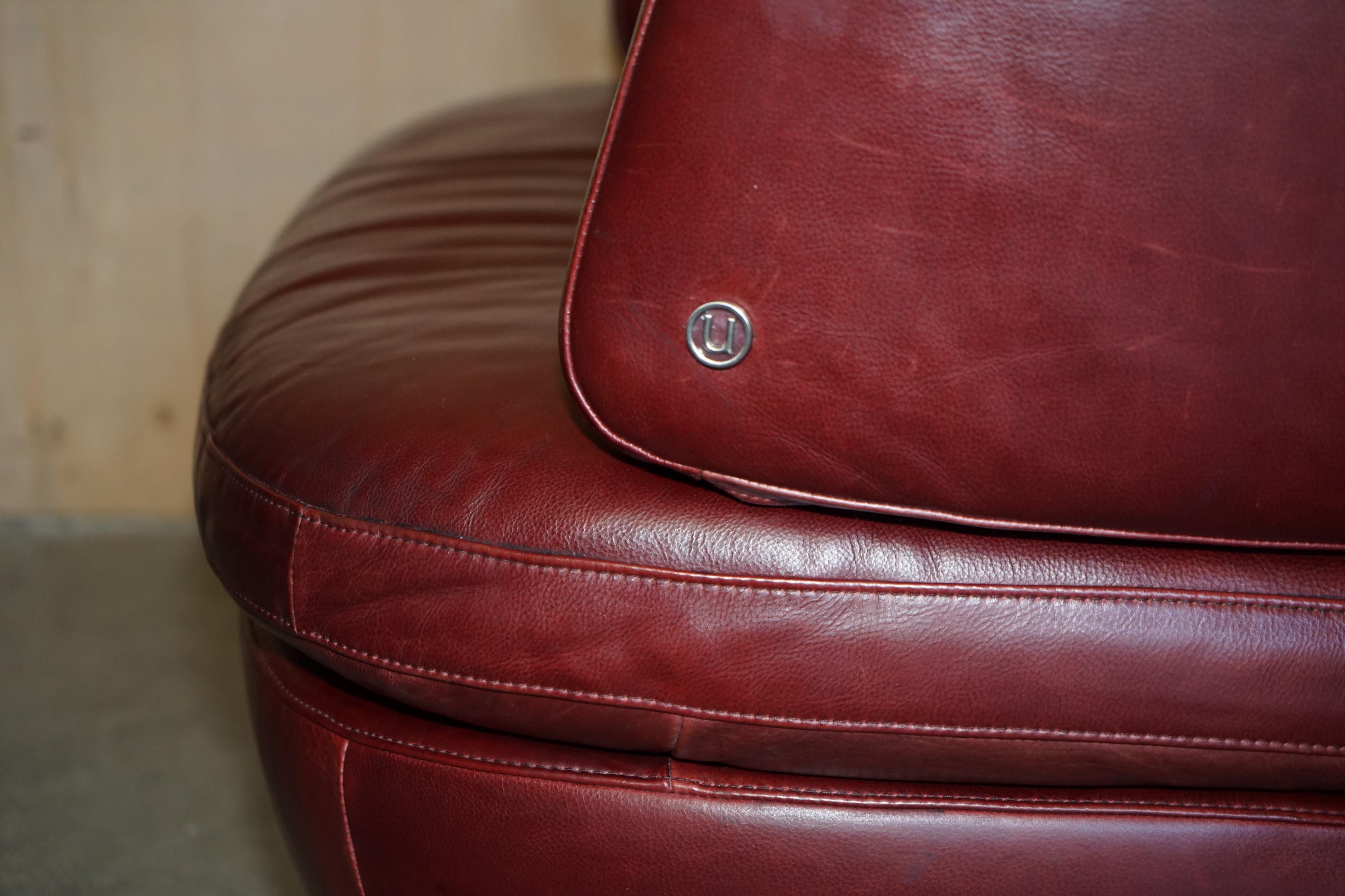 PAiRO DI ESQUISITE POLTRONE SWIVEL IN PELLE BORDEAUX DI Natuzzi CON CUSCINI LOMBARI in vendita 5