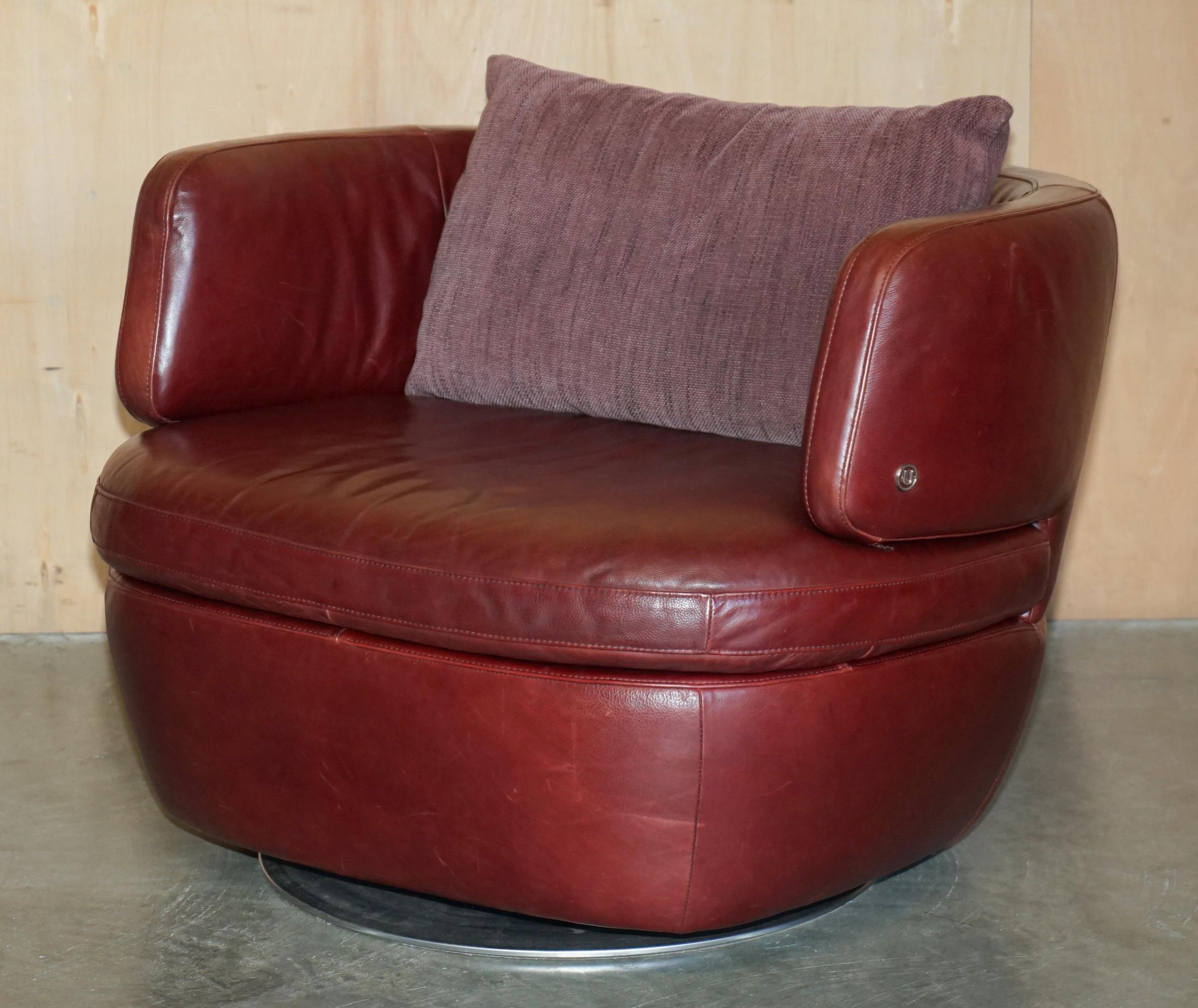 PAiRO DI ESQUISITE POLTRONE SWIVEL IN PELLE BORDEAUX DI Natuzzi CON CUSCINI LOMBARI in vendita 6