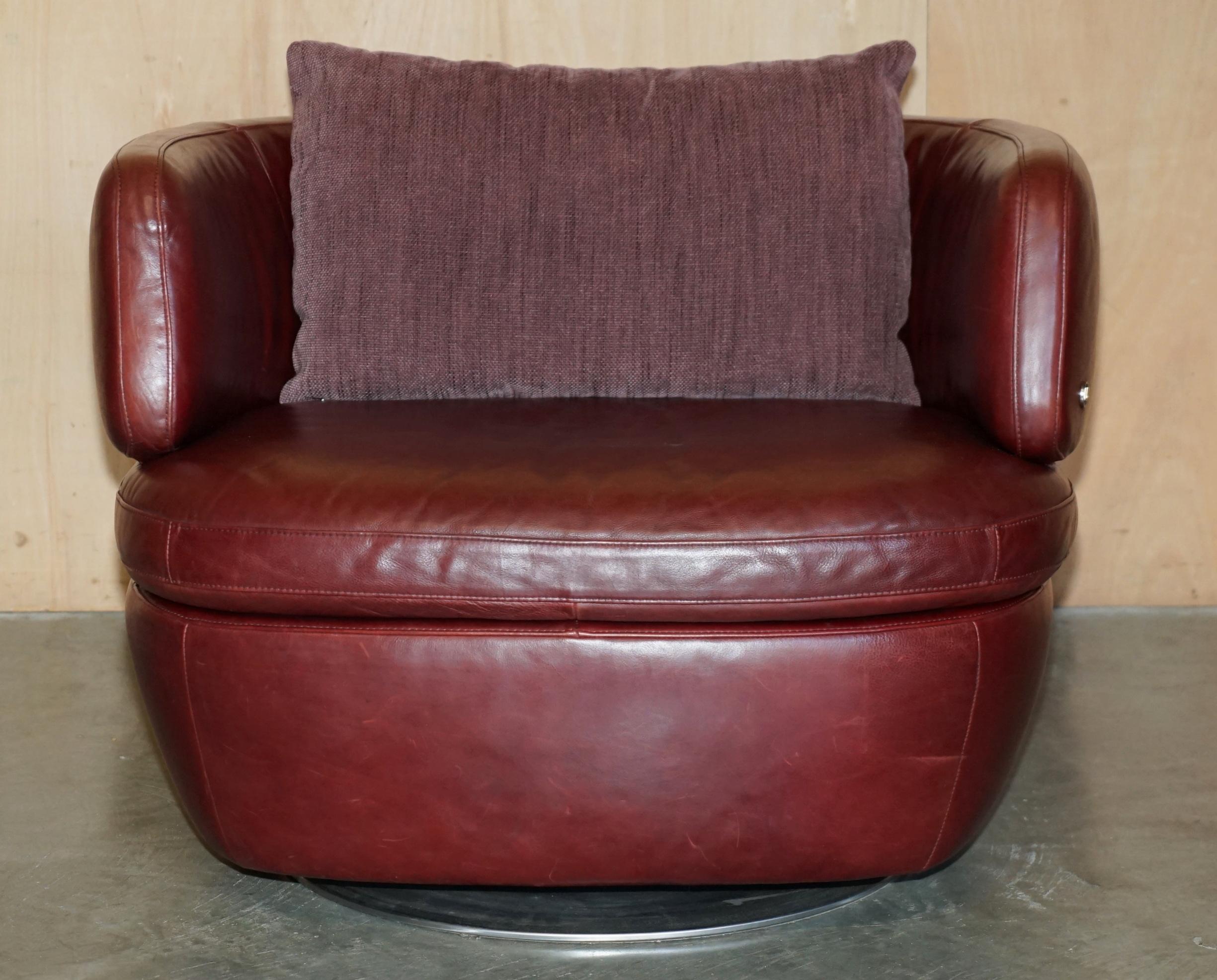 PAiRO DI ESQUISITE POLTRONE SWIVEL IN PELLE BORDEAUX DI Natuzzi CON CUSCINI LOMBARI in vendita 7