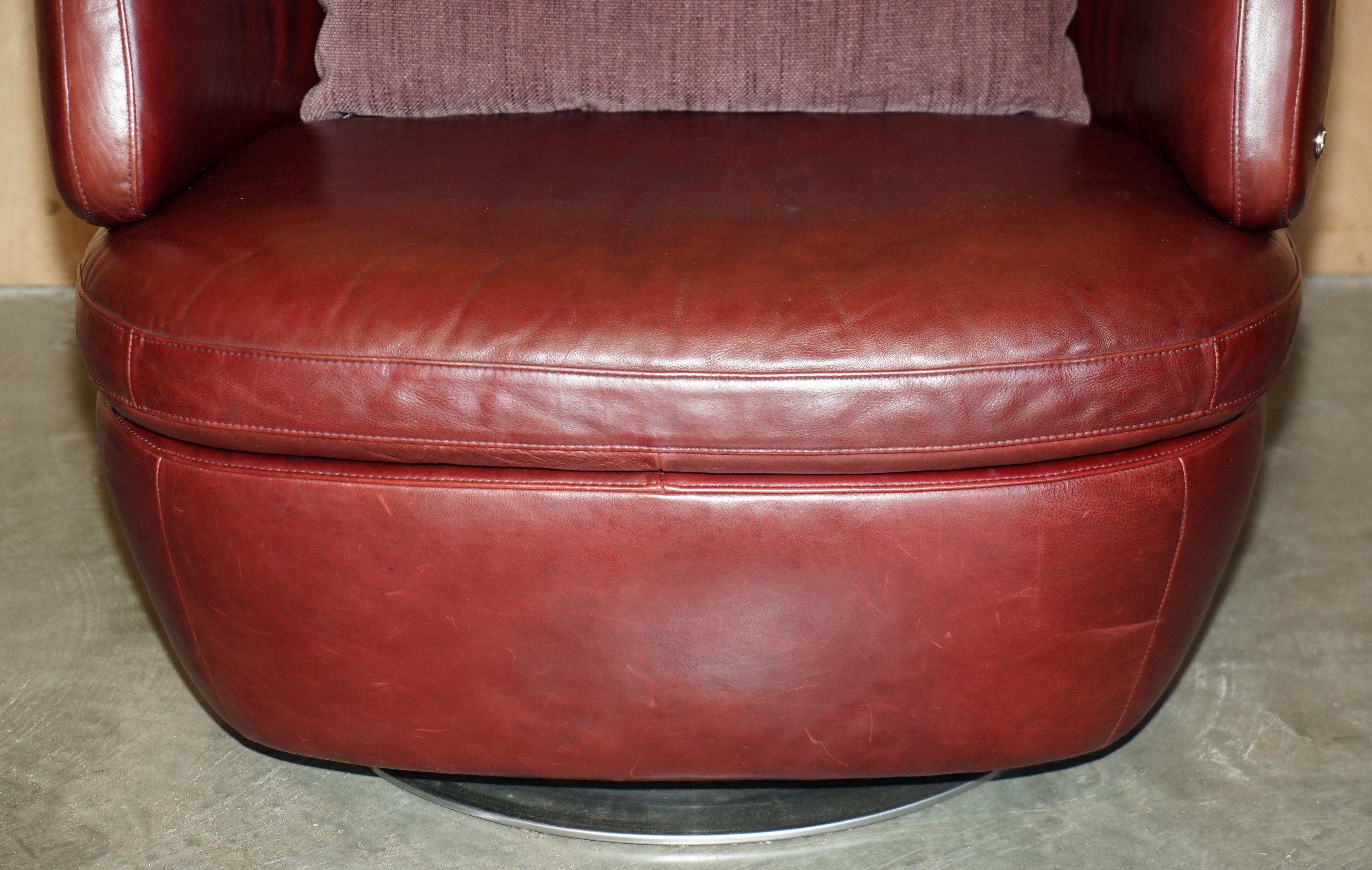 PAiRO DI ESQUISITE POLTRONE SWIVEL IN PELLE BORDEAUX DI Natuzzi CON CUSCINI LOMBARI in vendita 8