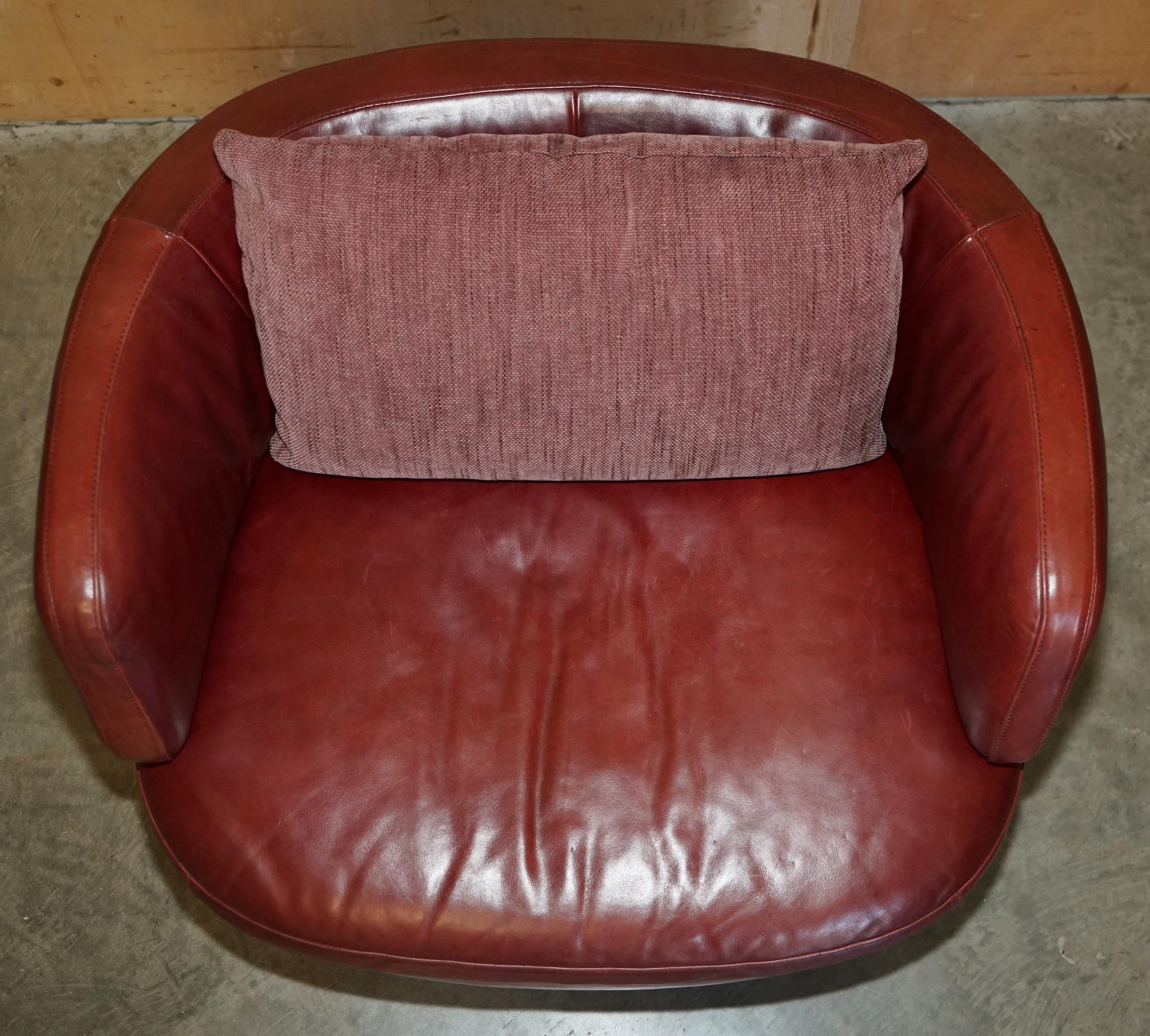 PAiRO DI ESQUISITE POLTRONE SWIVEL IN PELLE BORDEAUX DI Natuzzi CON CUSCINI LOMBARI in vendita 9
