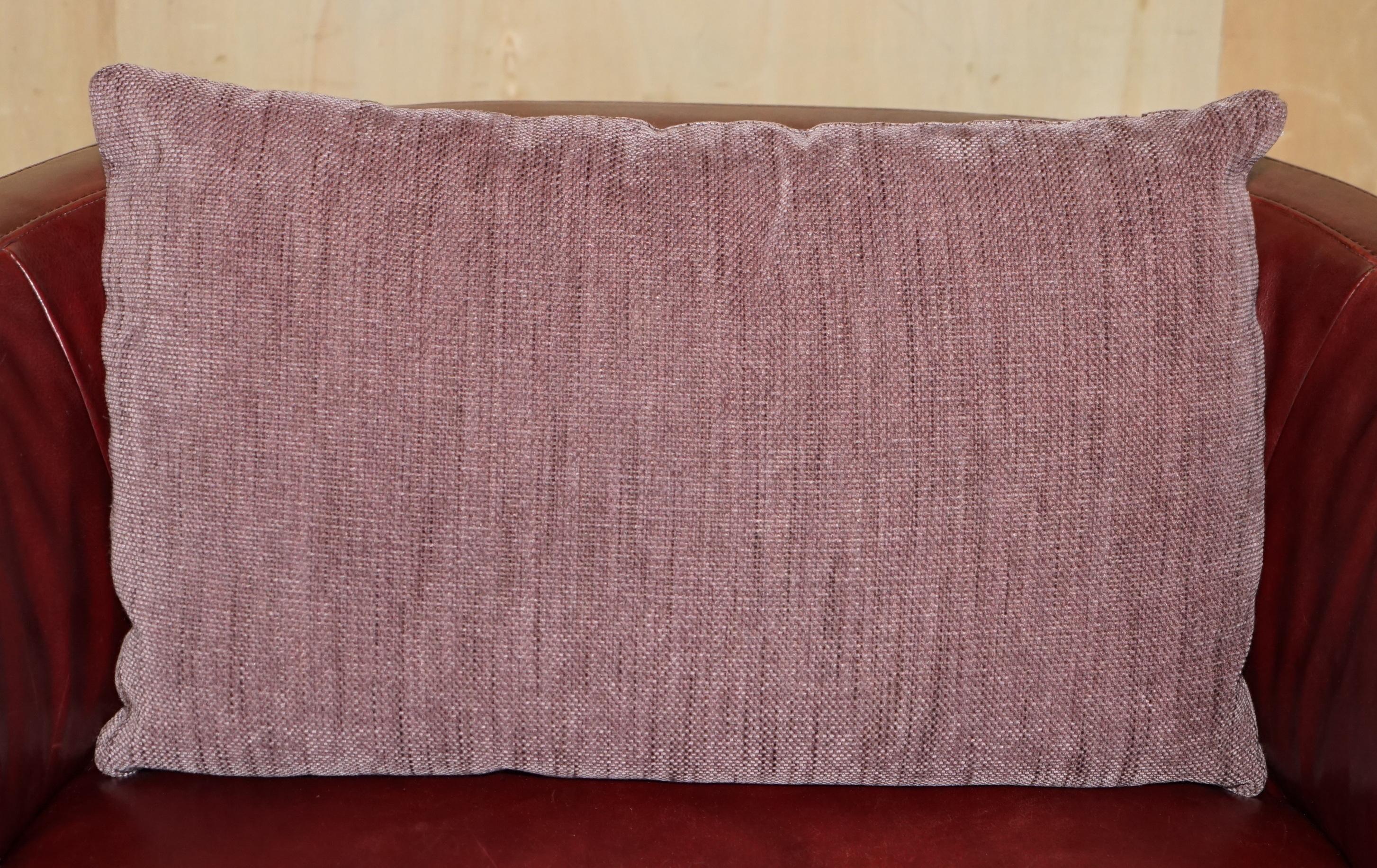 PAiRO DI ESQUISITE POLTRONE SWIVEL IN PELLE BORDEAUX DI Natuzzi CON CUSCINI LOMBARI in vendita 10