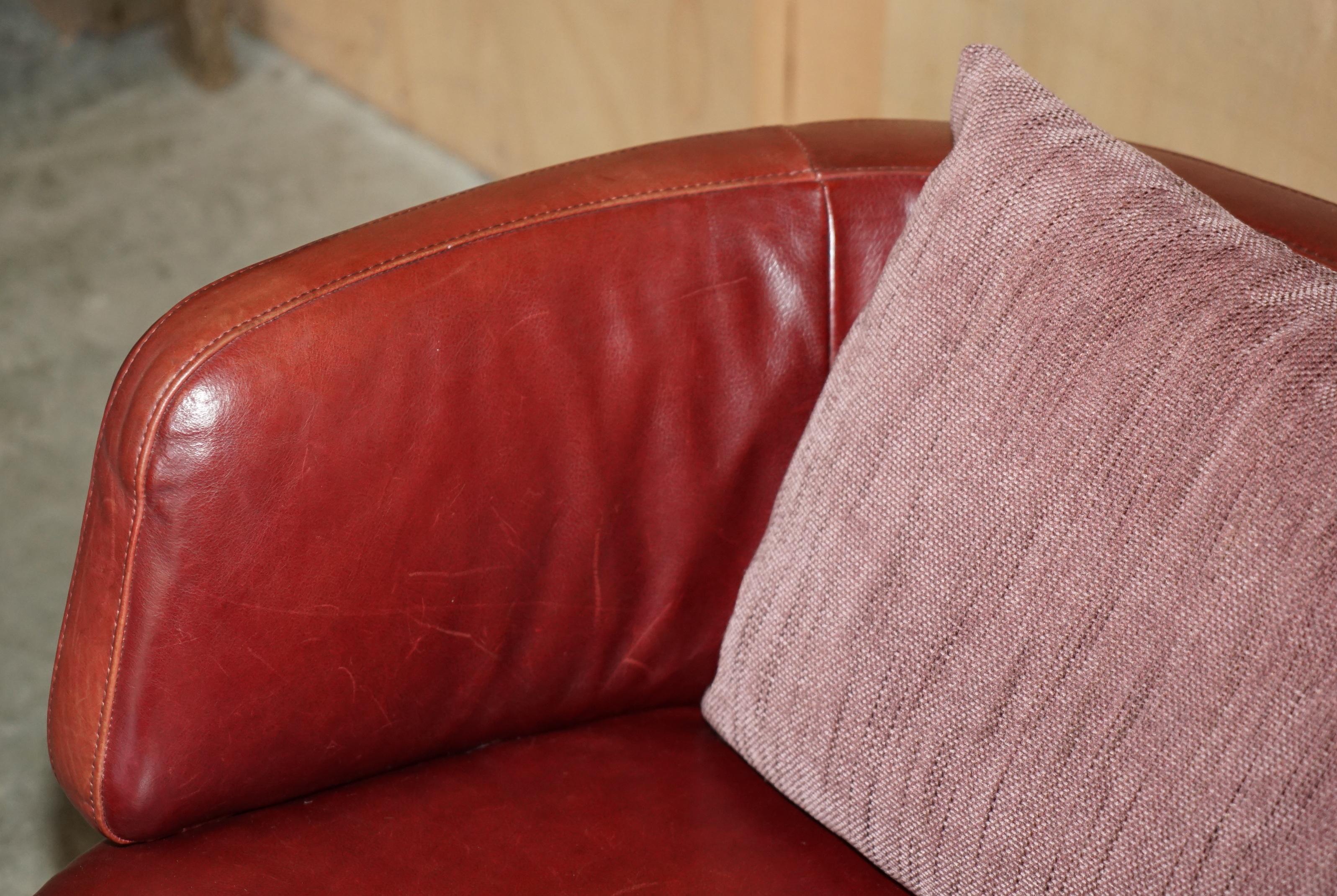 PAiRO DI ESQUISITE POLTRONE SWIVEL IN PELLE BORDEAUX DI Natuzzi CON CUSCINI LOMBARI in vendita 11