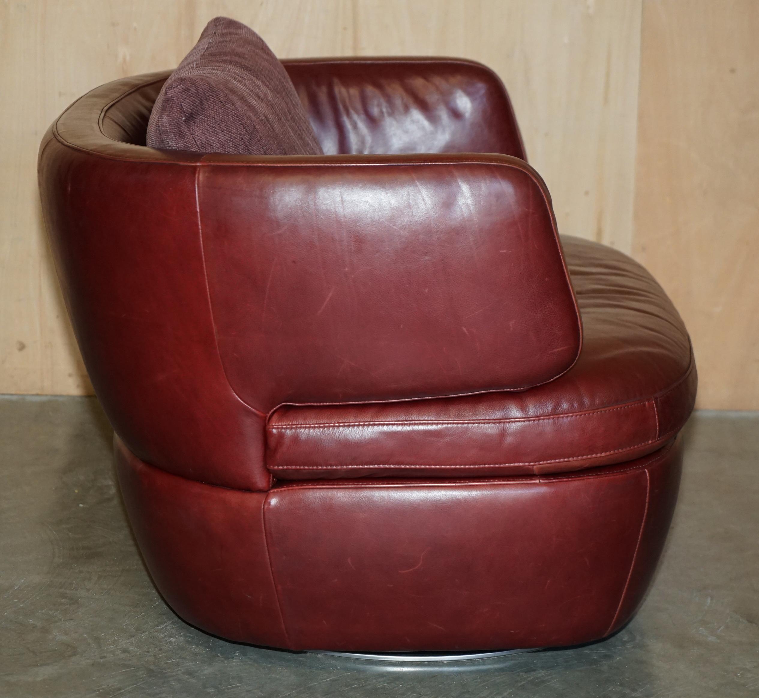 PAiRO DI ESQUISITE POLTRONE SWIVEL IN PELLE BORDEAUX DI Natuzzi CON CUSCINI LOMBARI in vendita 12