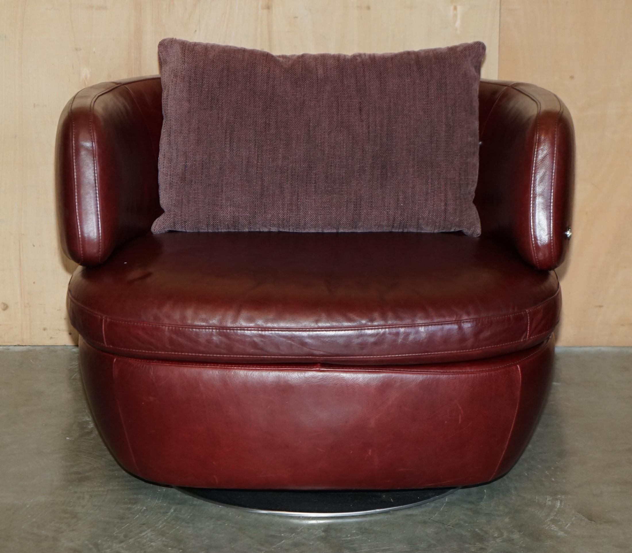 Mid-Century moderno PAiRO DI ESQUISITE POLTRONE SWIVEL IN PELLE BORDEAUX DI Natuzzi CON CUSCINI LOMBARI in vendita