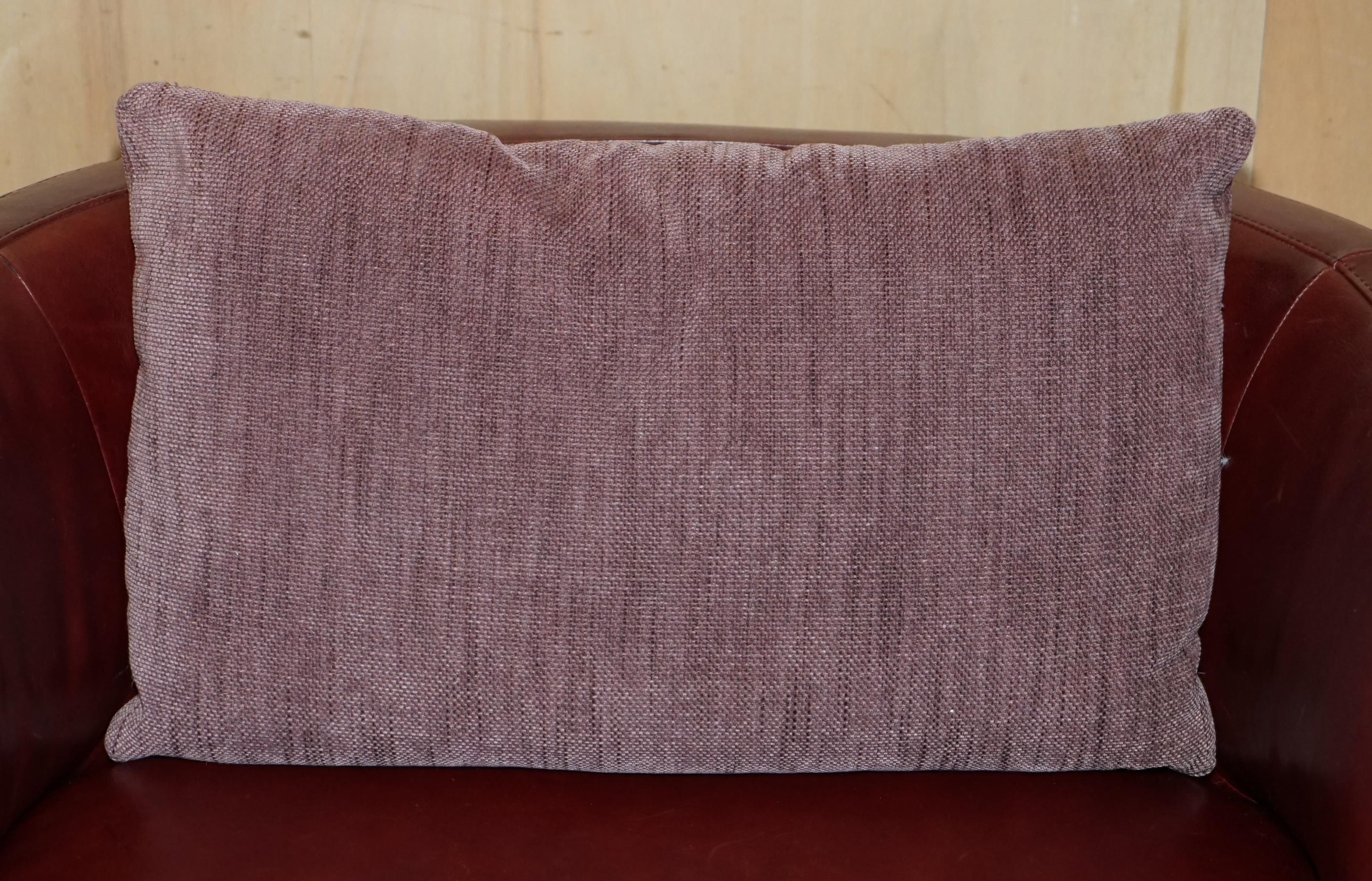 Italiano PAiRO DI ESQUISITE POLTRONE SWIVEL IN PELLE BORDEAUX DI Natuzzi CON CUSCINI LOMBARI in vendita