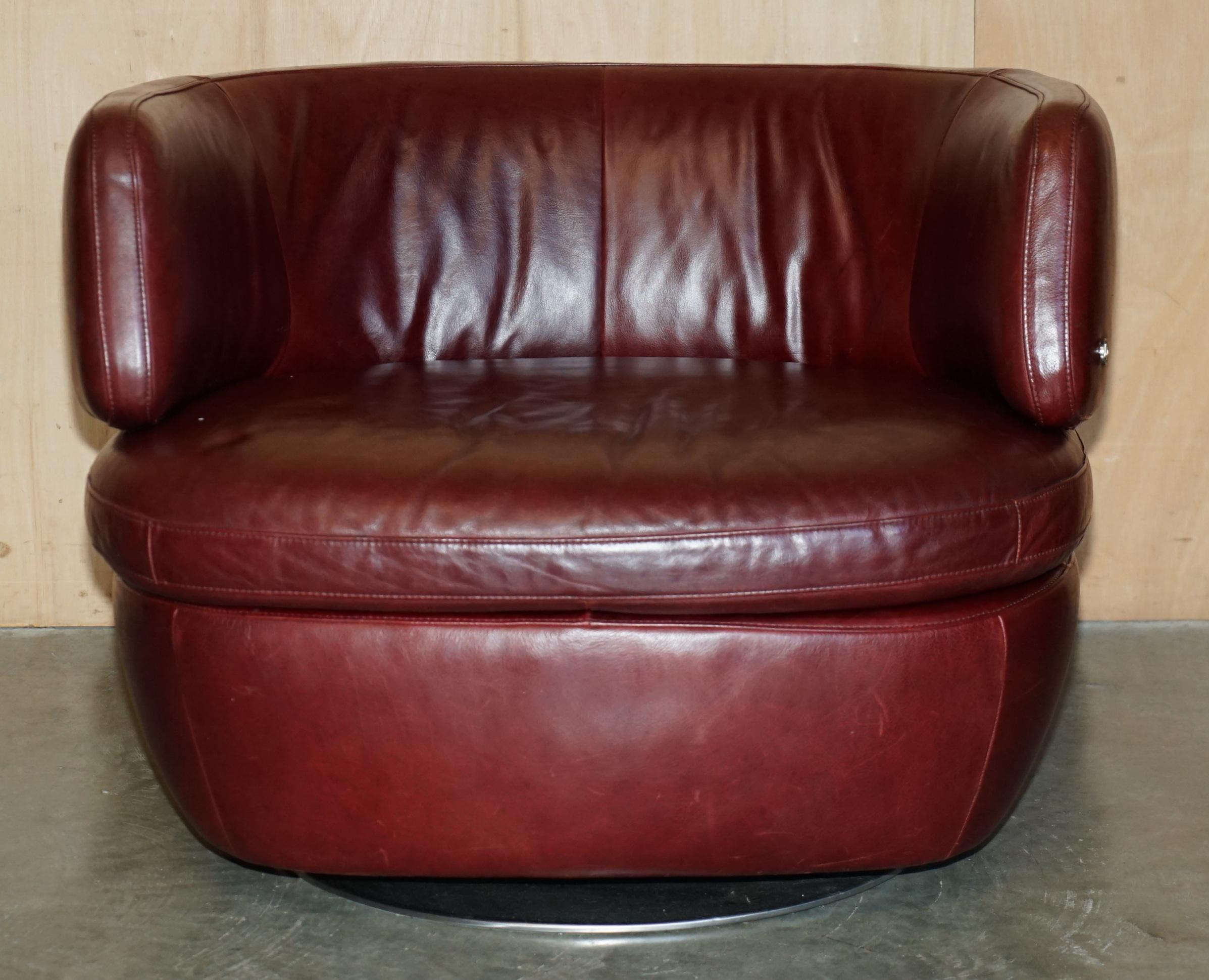Fatto a mano PAiRO DI ESQUISITE POLTRONE SWIVEL IN PELLE BORDEAUX DI Natuzzi CON CUSCINI LOMBARI in vendita