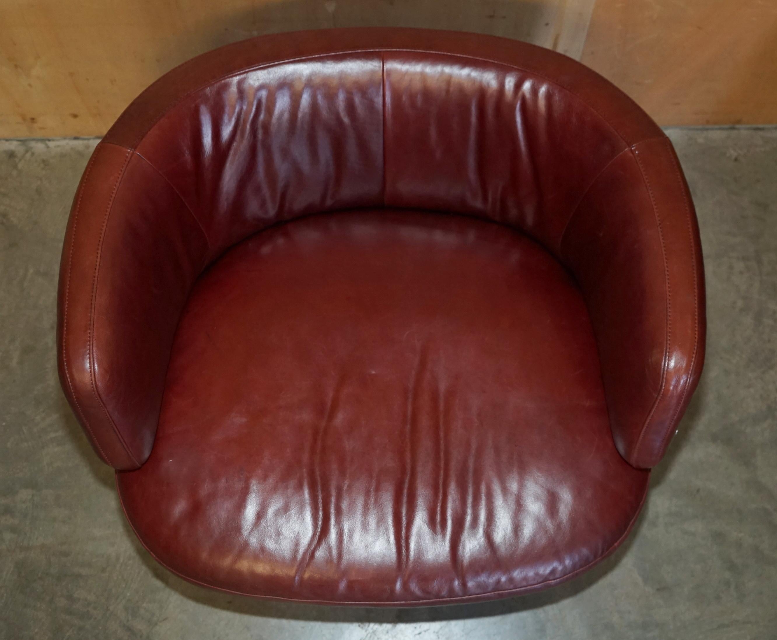 PAiRO DI ESQUISITE POLTRONE SWIVEL IN PELLE BORDEAUX DI Natuzzi CON CUSCINI LOMBARI In condizioni buone in vendita a West Sussex, Pulborough