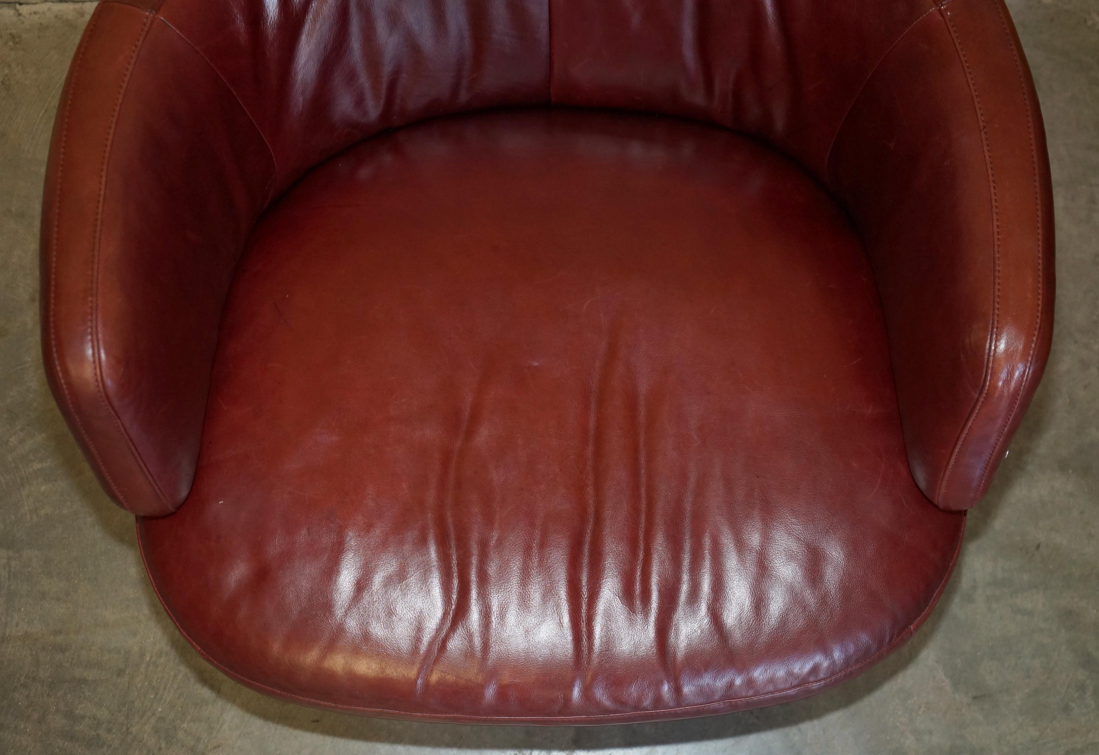 XX secolo PAiRO DI ESQUISITE POLTRONE SWIVEL IN PELLE BORDEAUX DI Natuzzi CON CUSCINI LOMBARI in vendita