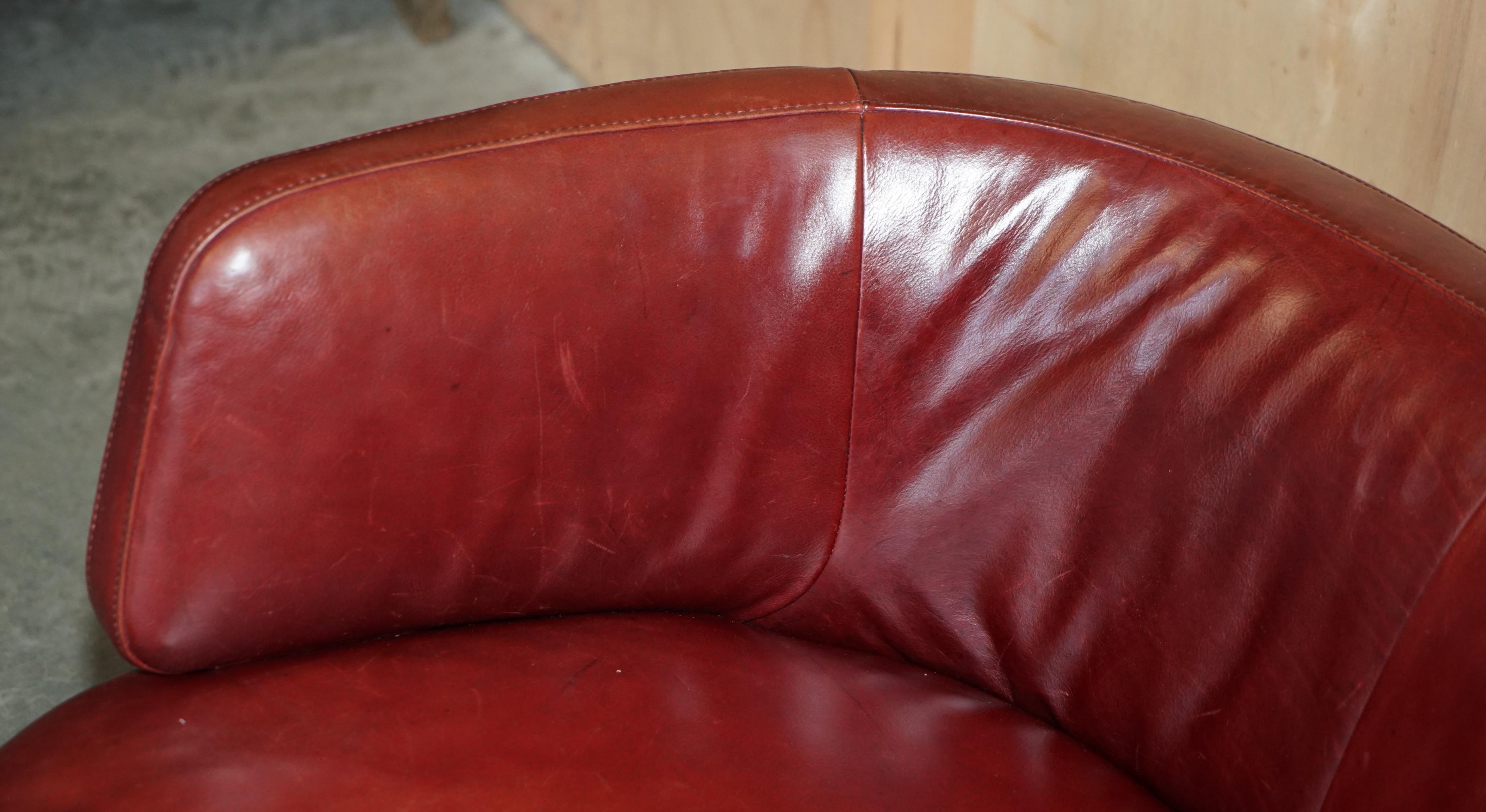 Pelle PAiRO DI ESQUISITE POLTRONE SWIVEL IN PELLE BORDEAUX DI Natuzzi CON CUSCINI LOMBARI in vendita