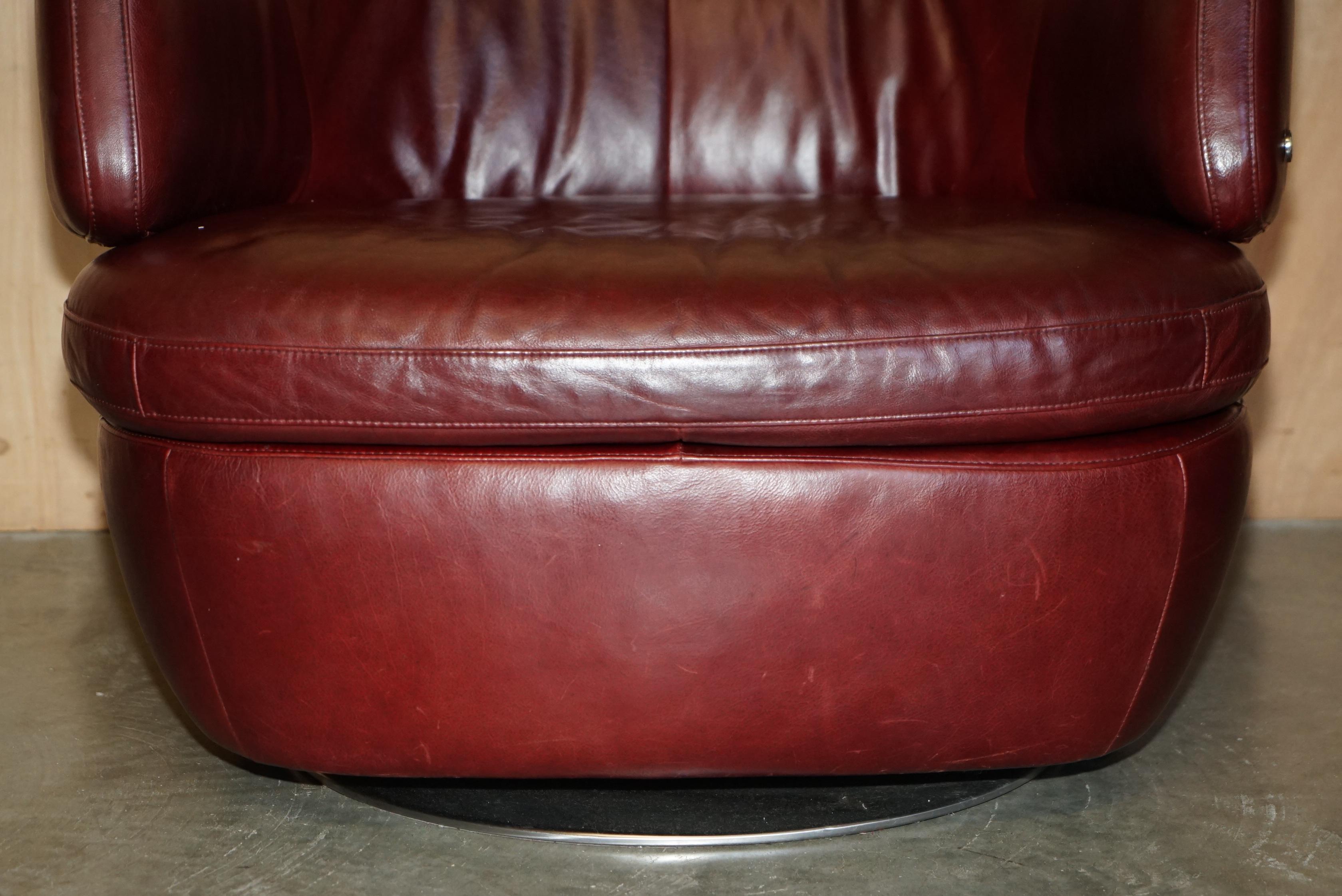 PAiRO DI ESQUISITE POLTRONE SWIVEL IN PELLE BORDEAUX DI Natuzzi CON CUSCINI LOMBARI in vendita 1