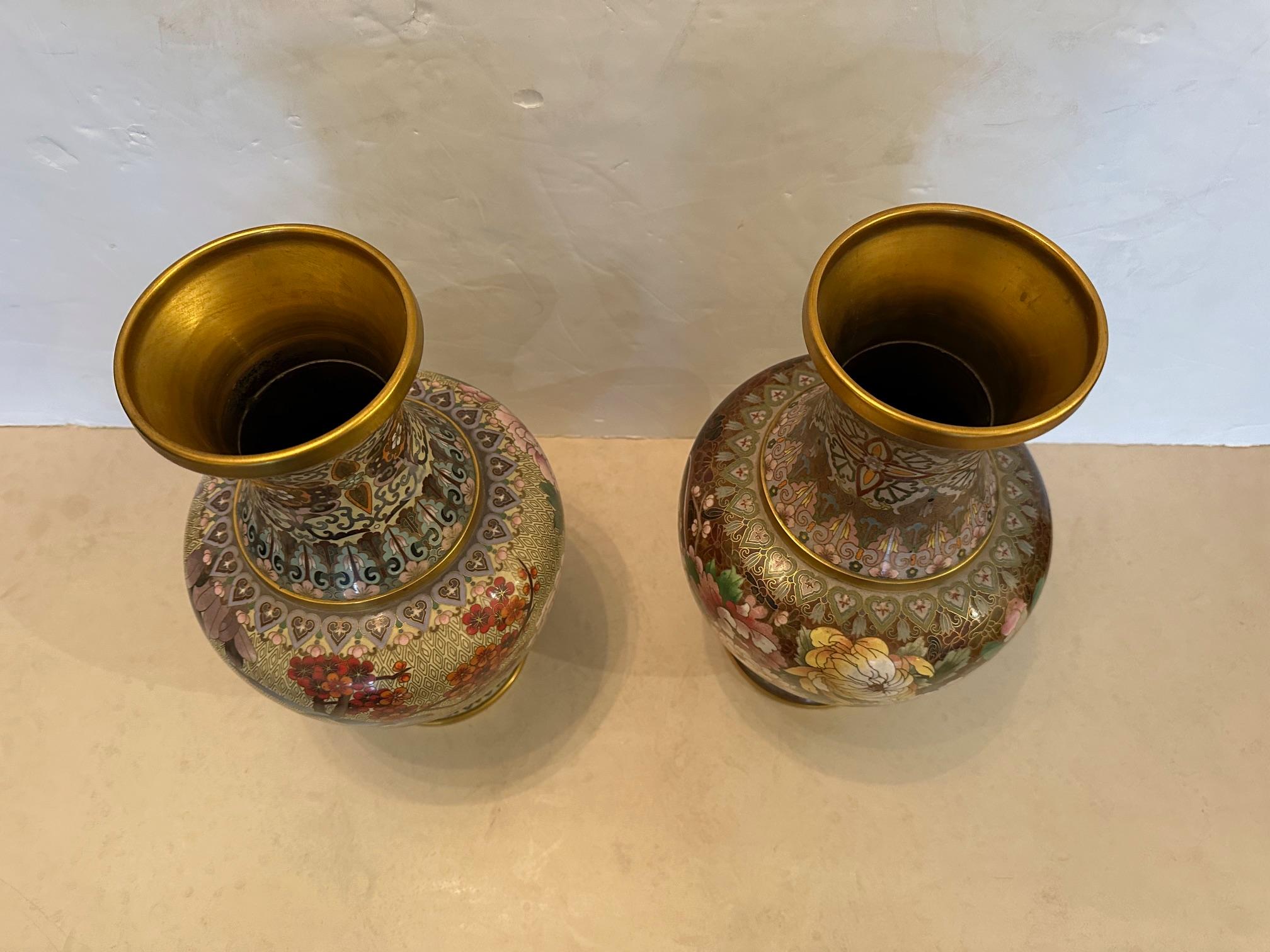 Paar exquisite chinesische vergoldete Emaille-Cloissonne-Vasen aus Bronze auf Bronze im Angebot 4