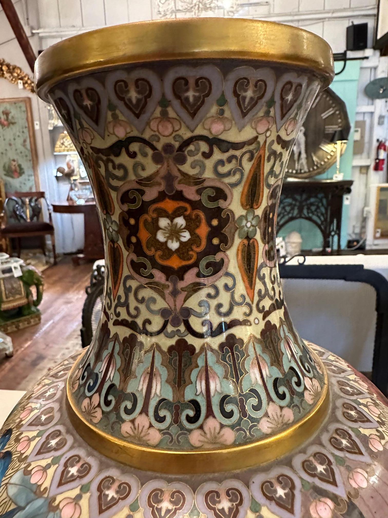 Exportation chinoise Paire de vases Cloissonne chinois en émail doré sur bronze en vente