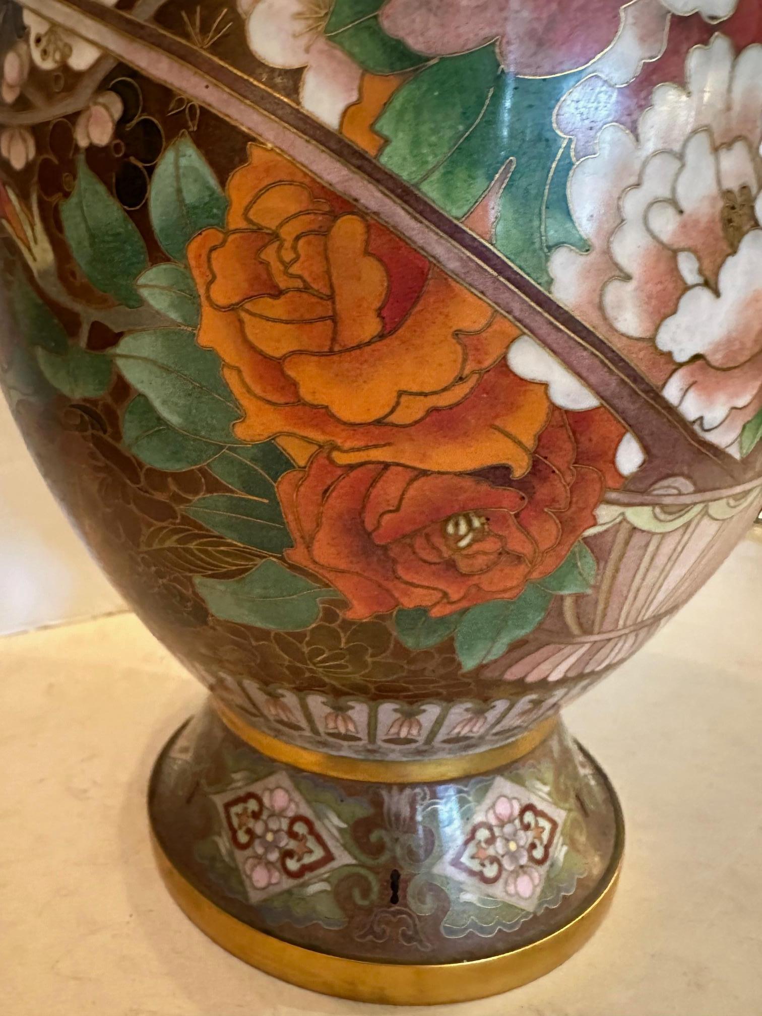 Cloisonné Paire de vases Cloissonne chinois en émail doré sur bronze en vente