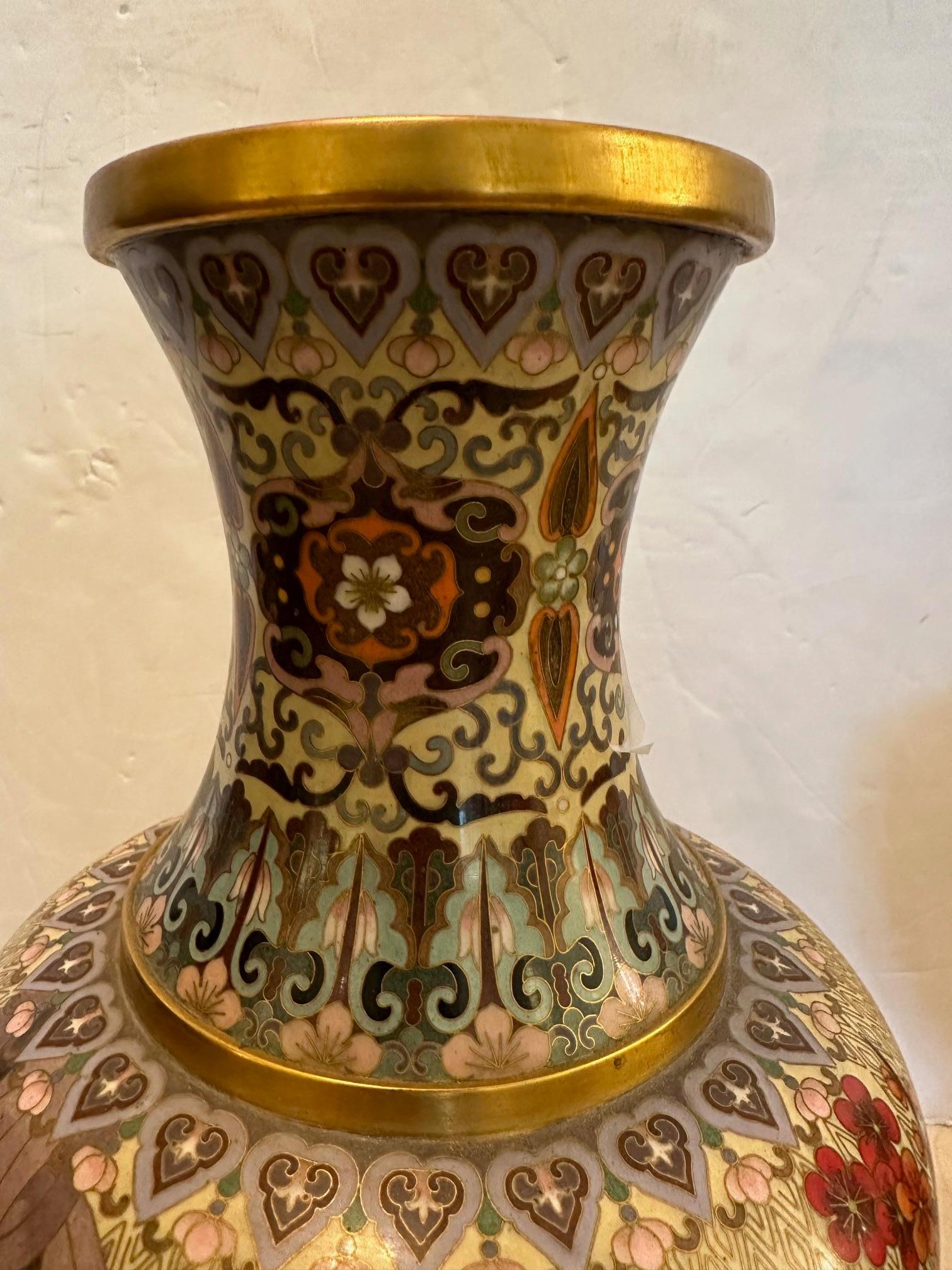Paar exquisite chinesische vergoldete Emaille-Cloissonne-Vasen aus Bronze auf Bronze im Zustand „Gut“ im Angebot in Hopewell, NJ