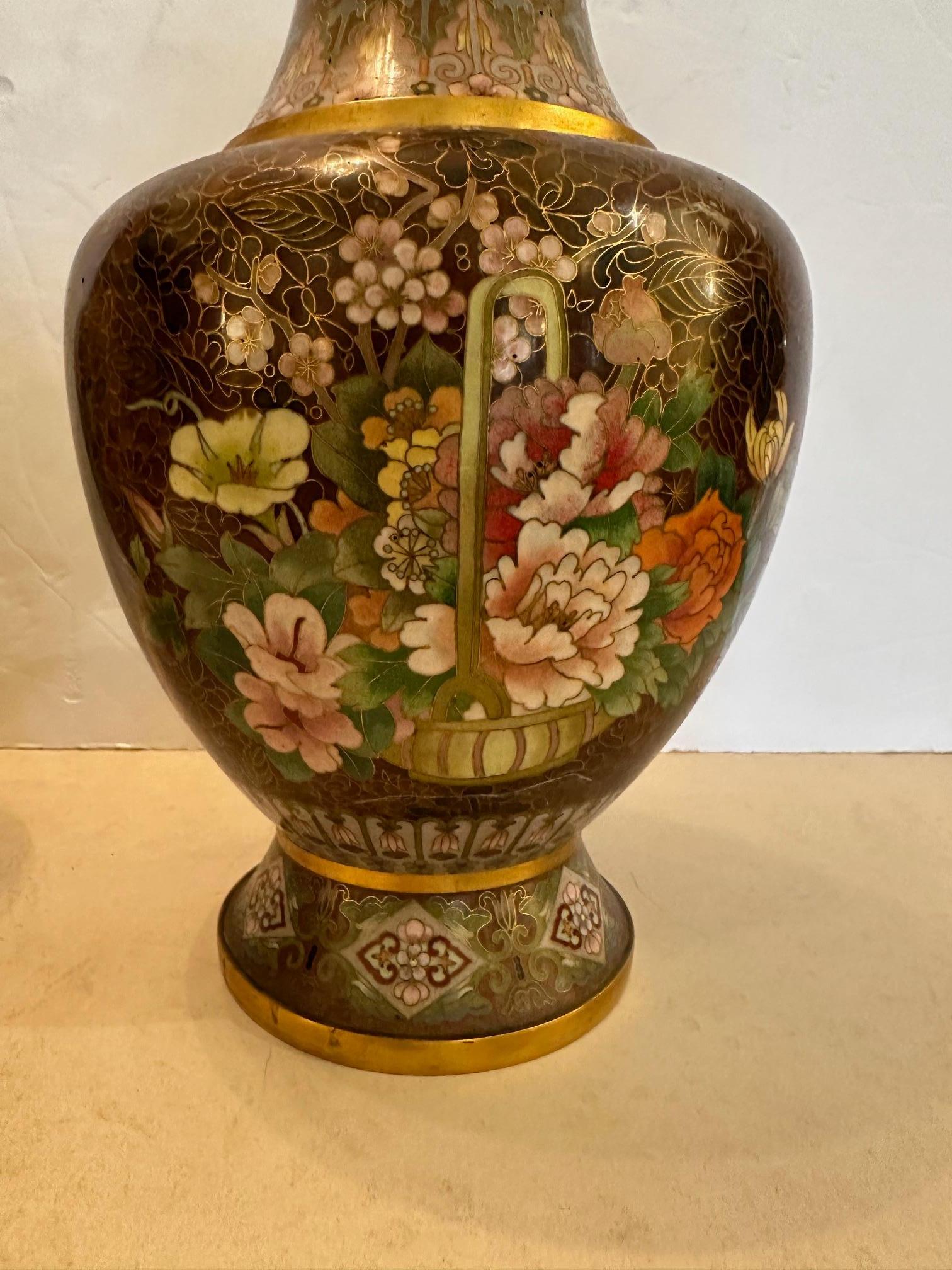Milieu du XXe siècle Paire de vases Cloissonne chinois en émail doré sur bronze en vente