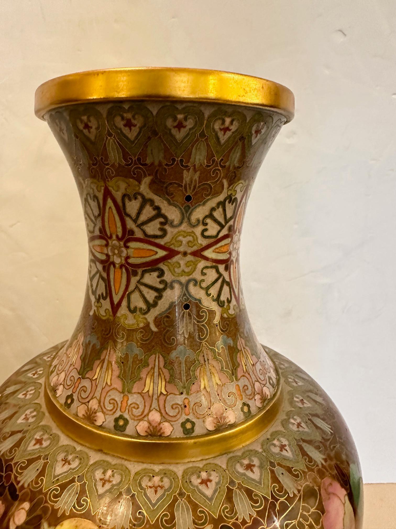 Bronze Paire de vases Cloissonne chinois en émail doré sur bronze en vente