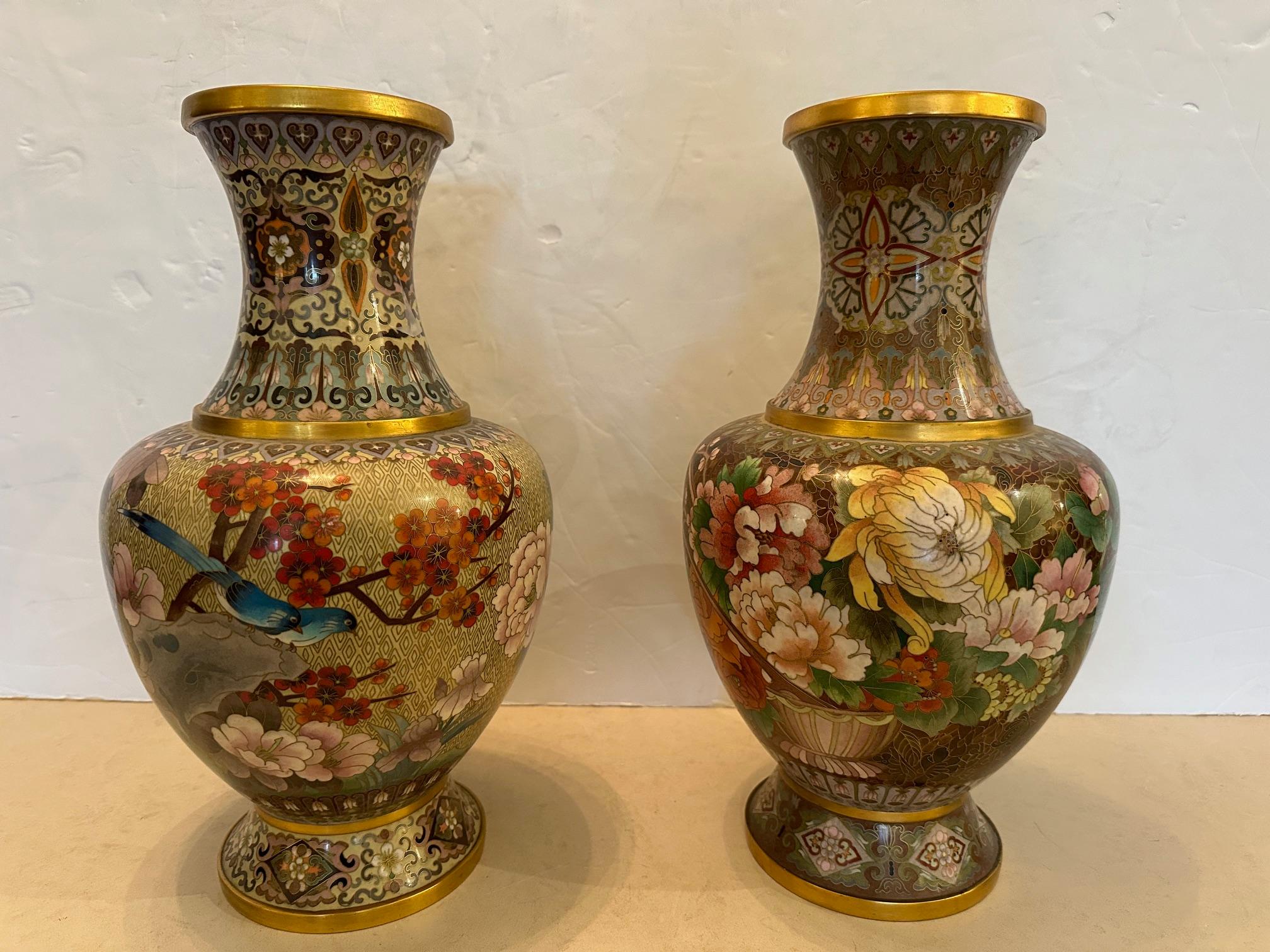 Paar exquisite chinesische vergoldete Emaille-Cloissonne-Vasen aus Bronze auf Bronze im Angebot