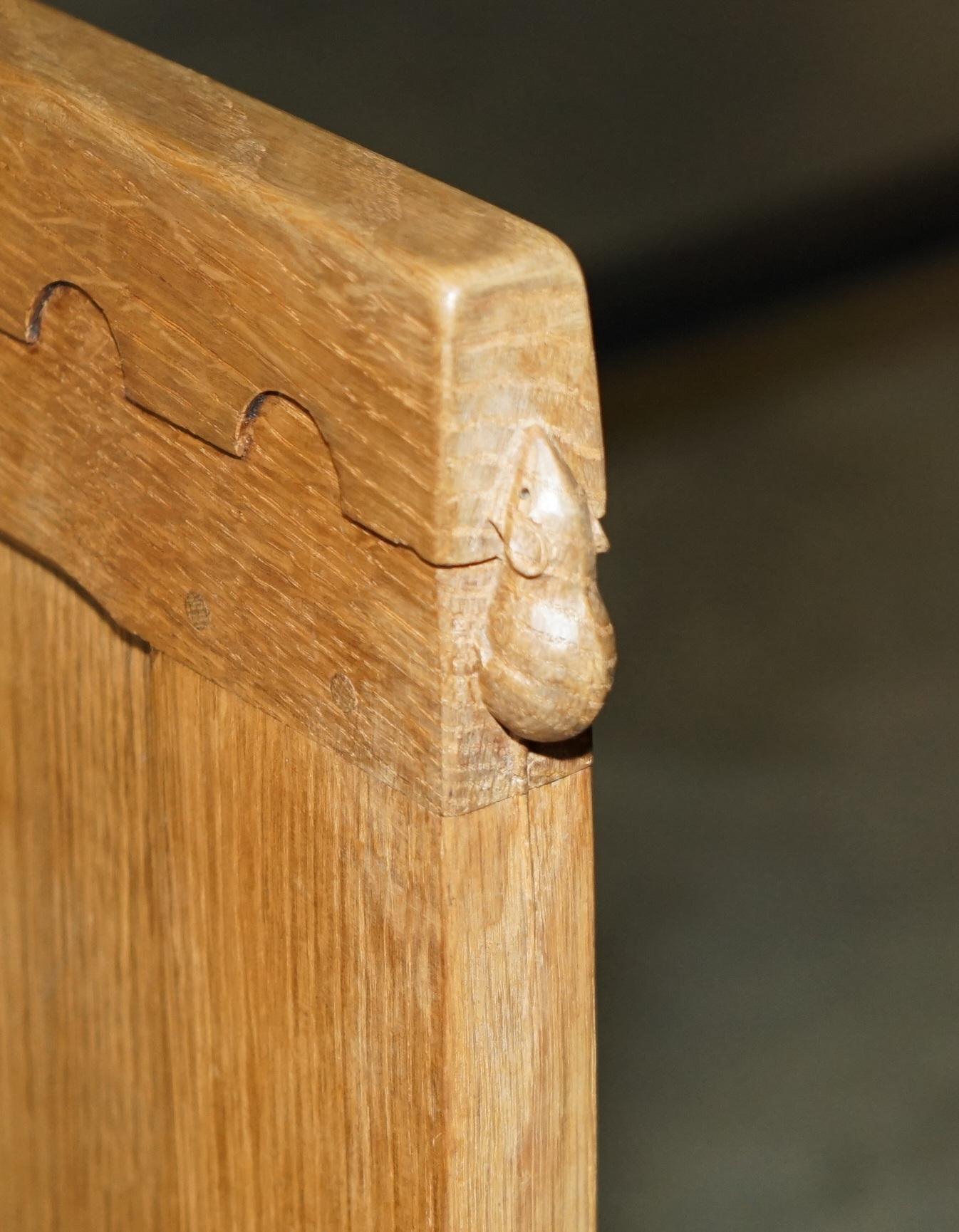 PAIR OF EXQUISITE COLLECTABLE 1950's ROBERT MOUSEMAN THOMPSON BEDSTEADS BEDS In Good Condition For Sale In West Sussex, Pulborough