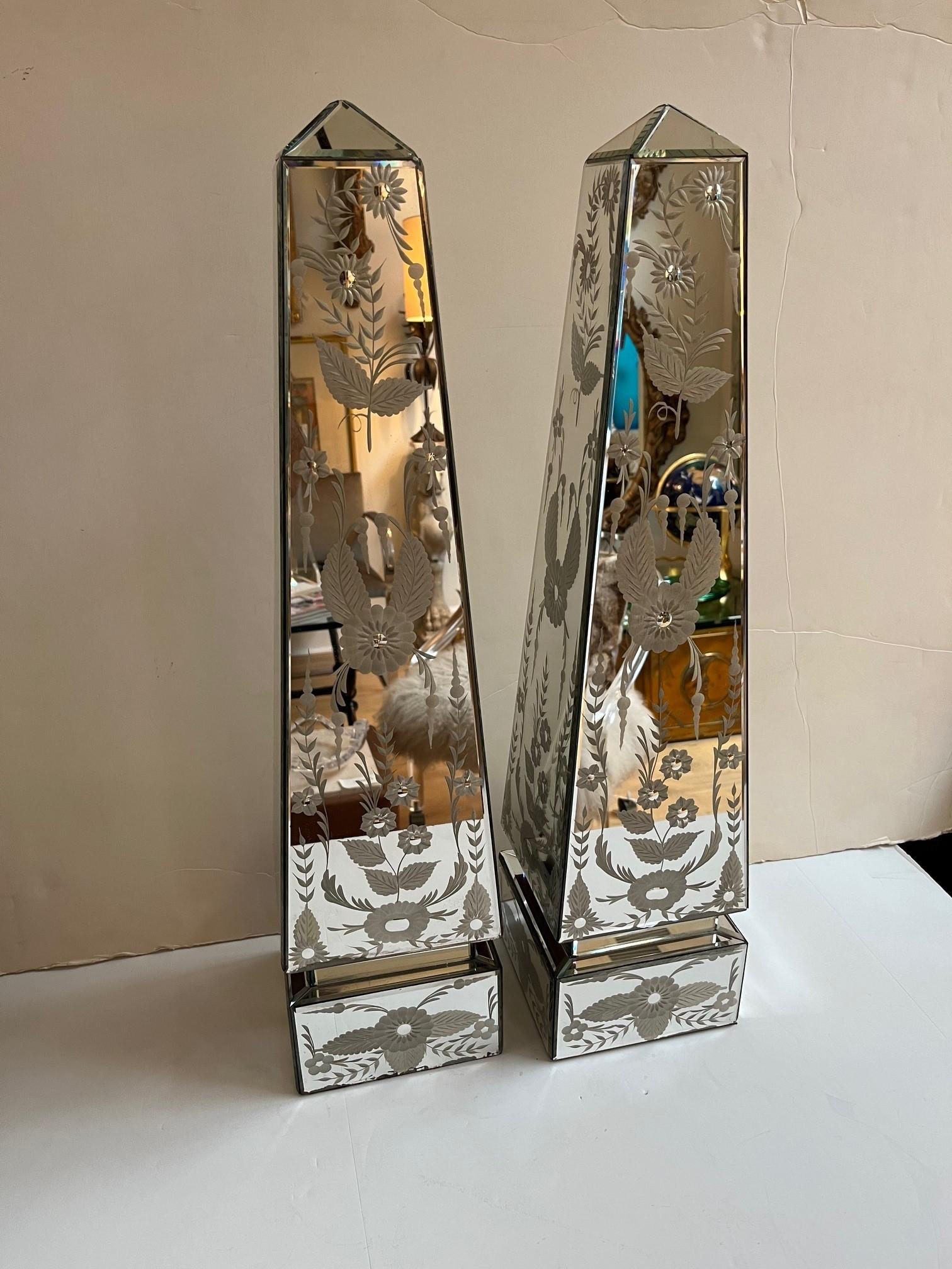 Paire d'exquis obélisques en miroir gravé, motif de feuillage sur les quatre côtés, le bord et la base 
