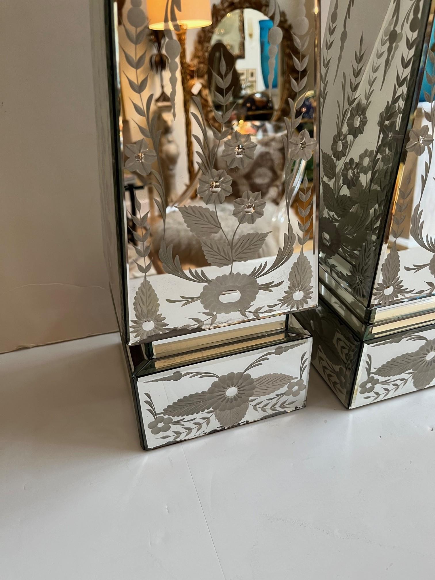 Art nouveau Paire d'exquis obélisques en miroir à motifs floraux gravés en vente