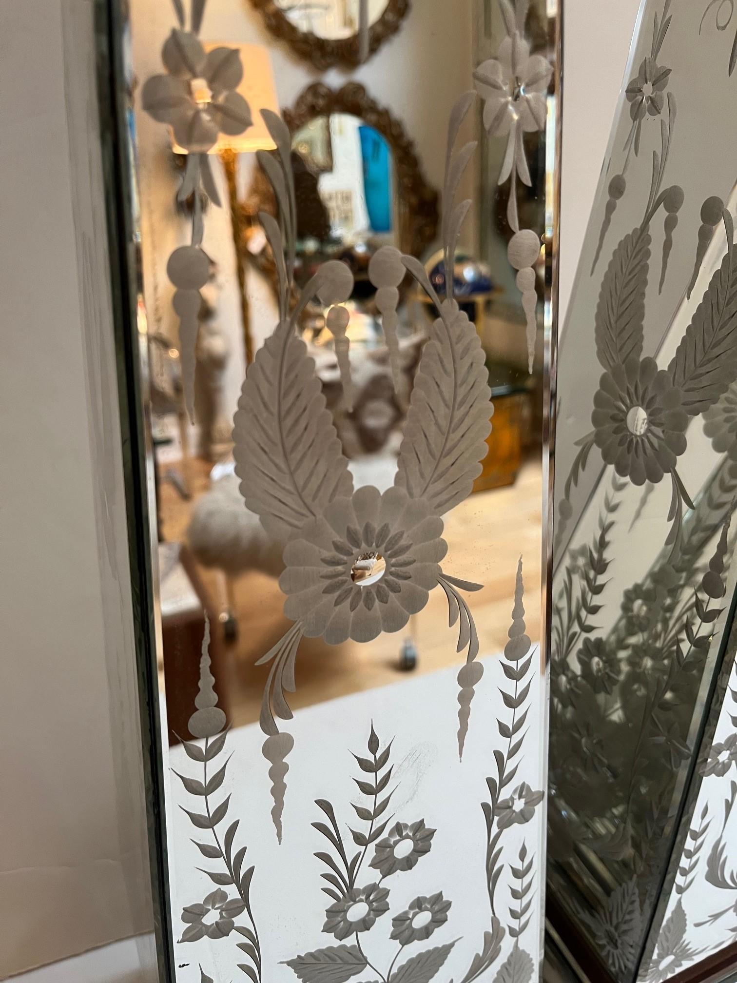 Paire d'exquis obélisques en miroir à motifs floraux gravés Bon état - En vente à Los Angeles, CA